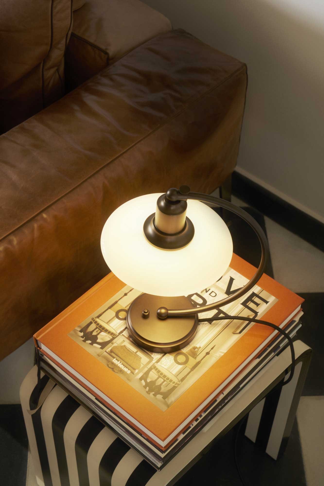 9147536 PH 2 2 LUNA BORDLAMPE AGED BRASS OPAL GLAS 7
