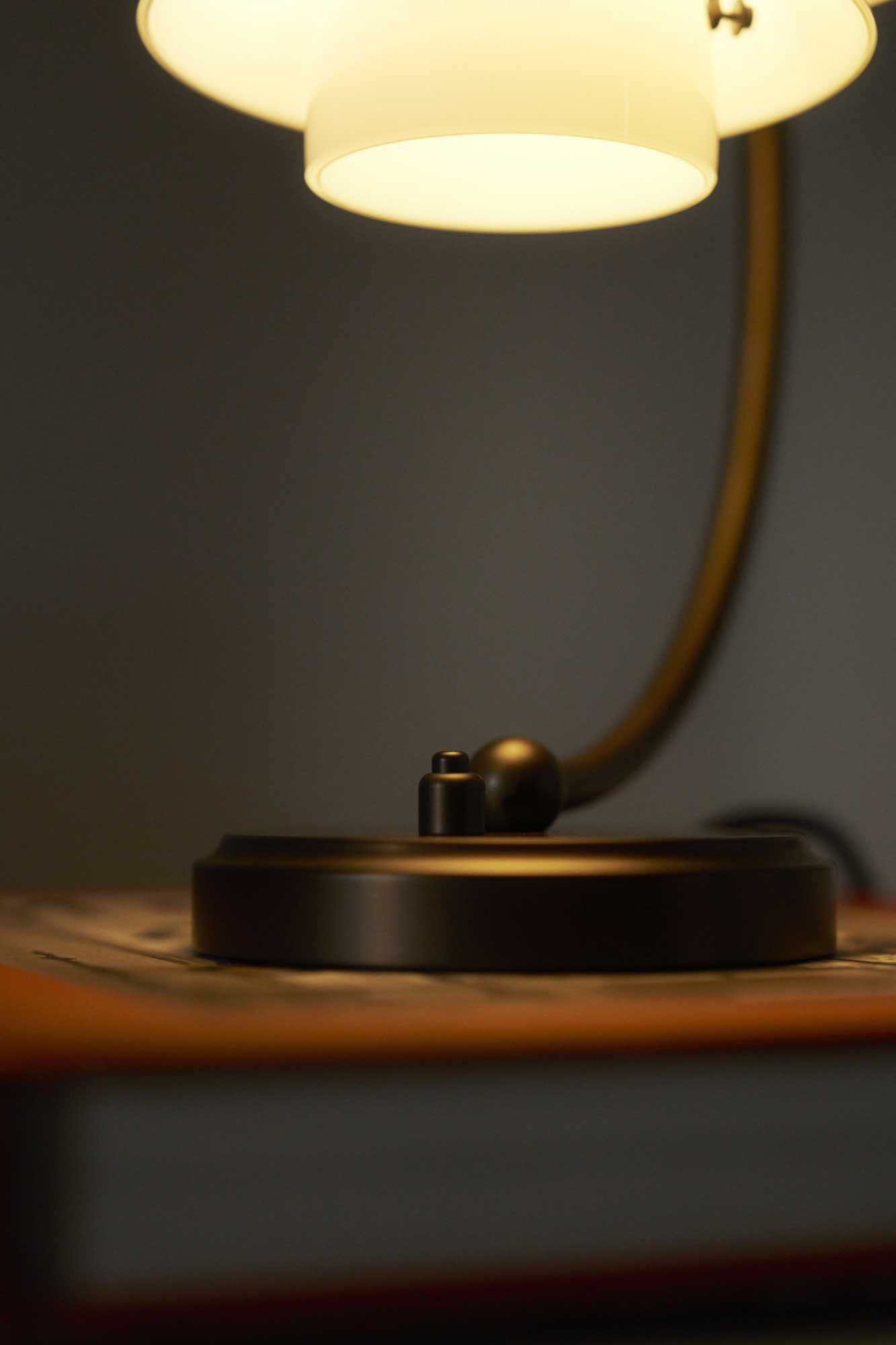 9147536 PH 2 2 LUNA BORDLAMPE AGED BRASS OPAL GLAS 6