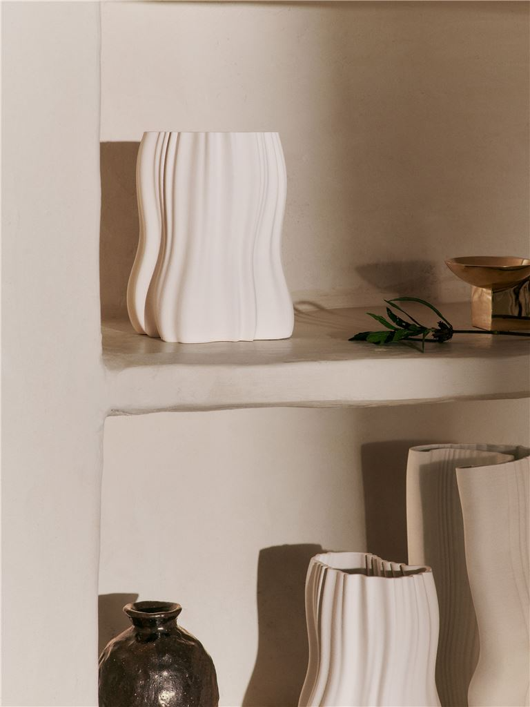 9147619 FERM LIVING MOIRE VASE 20CM OFF WHITE 2