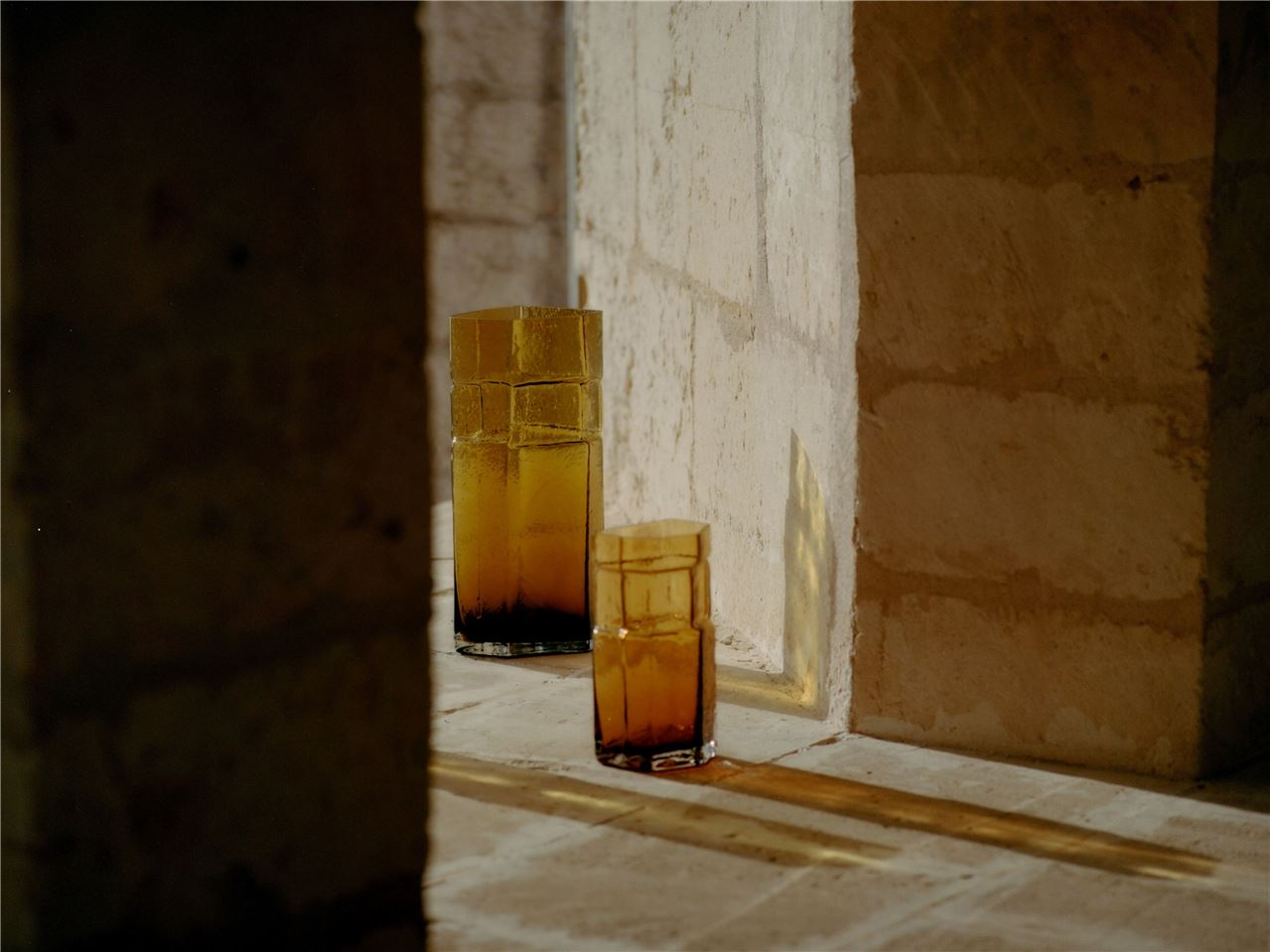 9147611 FERM LIVING MURO VASE 38 AMBER 2