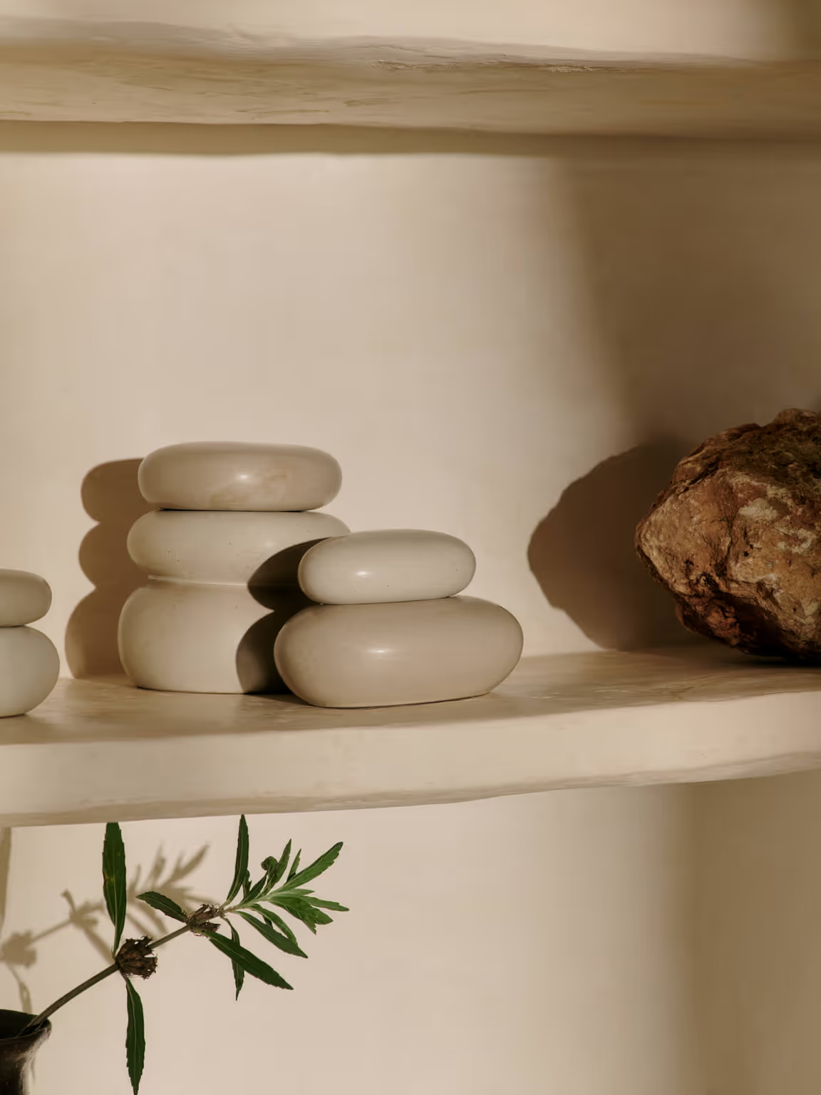 9147607 FERM LIVING PEBBLE BOKS MELLEM SAND CREAM 3