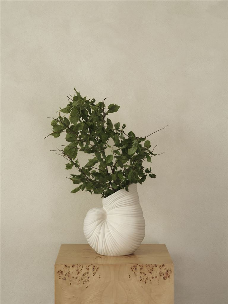 9147596 FERM LIVING SHELL VASE OFF WHITE 3