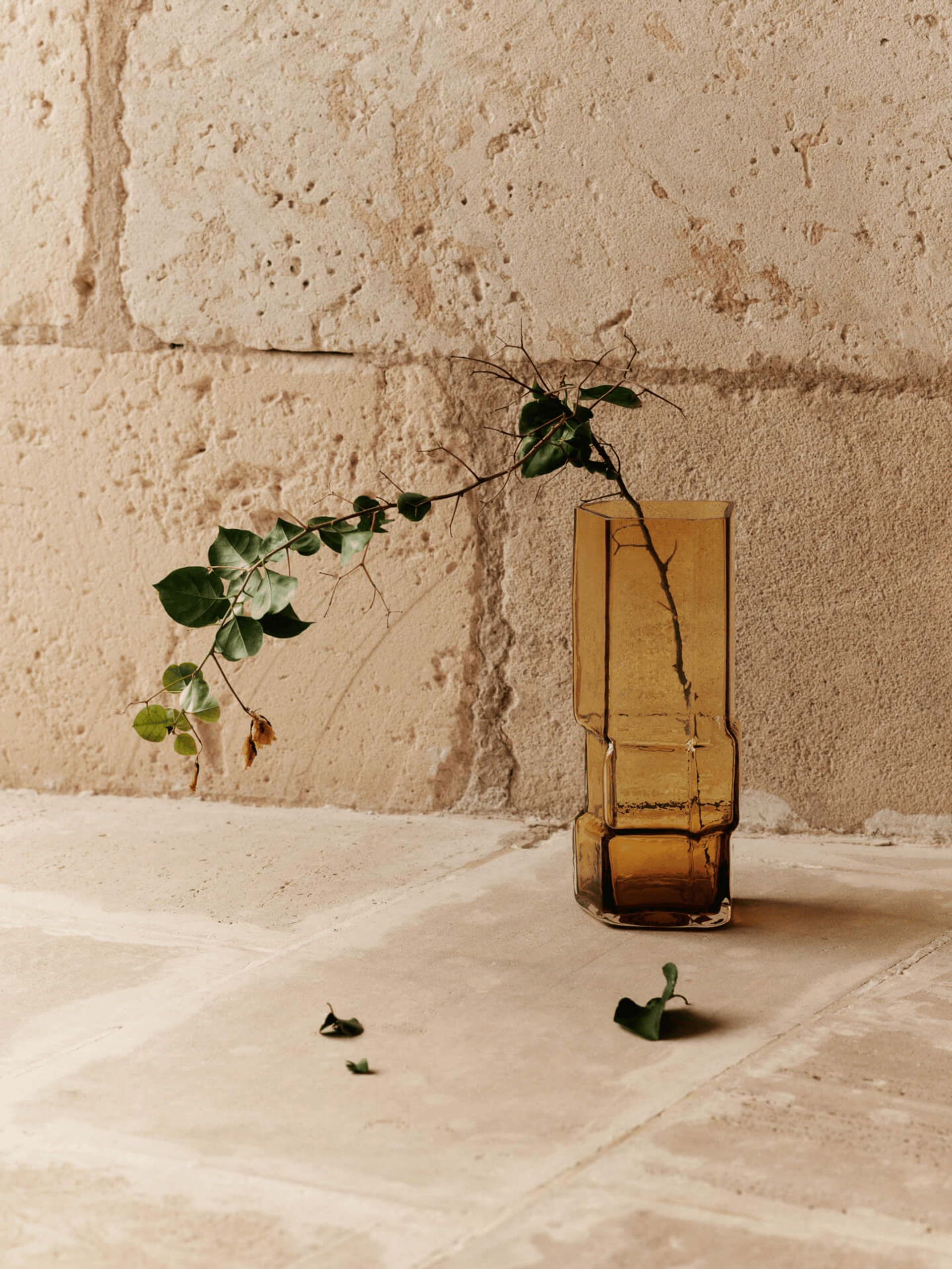 9147610 FERM LIVING MURO VASE 30 AMBER 2