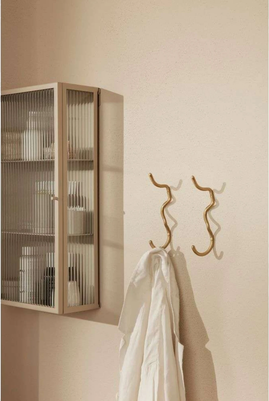 9147569 FERM LIVING HAZE VÆGSKAB CASHMERE RILLET GLAS 35X60X15CM 15