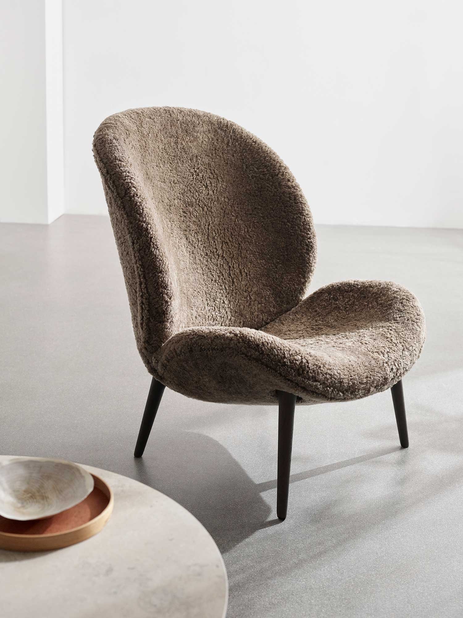 9147747 VIPP LODGE LÆNESTOL LOW BACK MØRK EG CURLY 07 UMBER 4