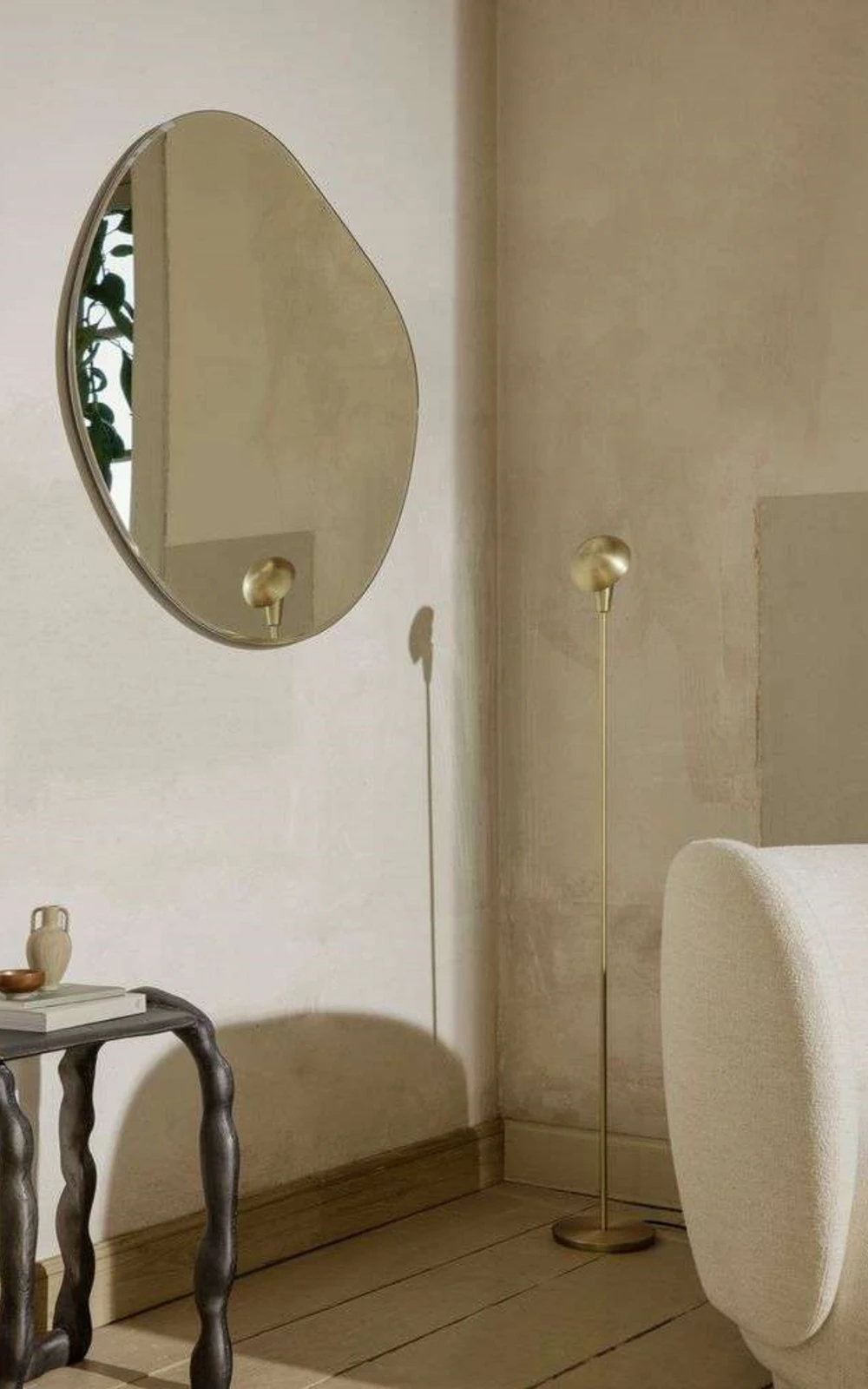 9147577 FERM LIVING POND SPEJL EKSTRA STOR MØRK KROM 94X87M 2 (1)