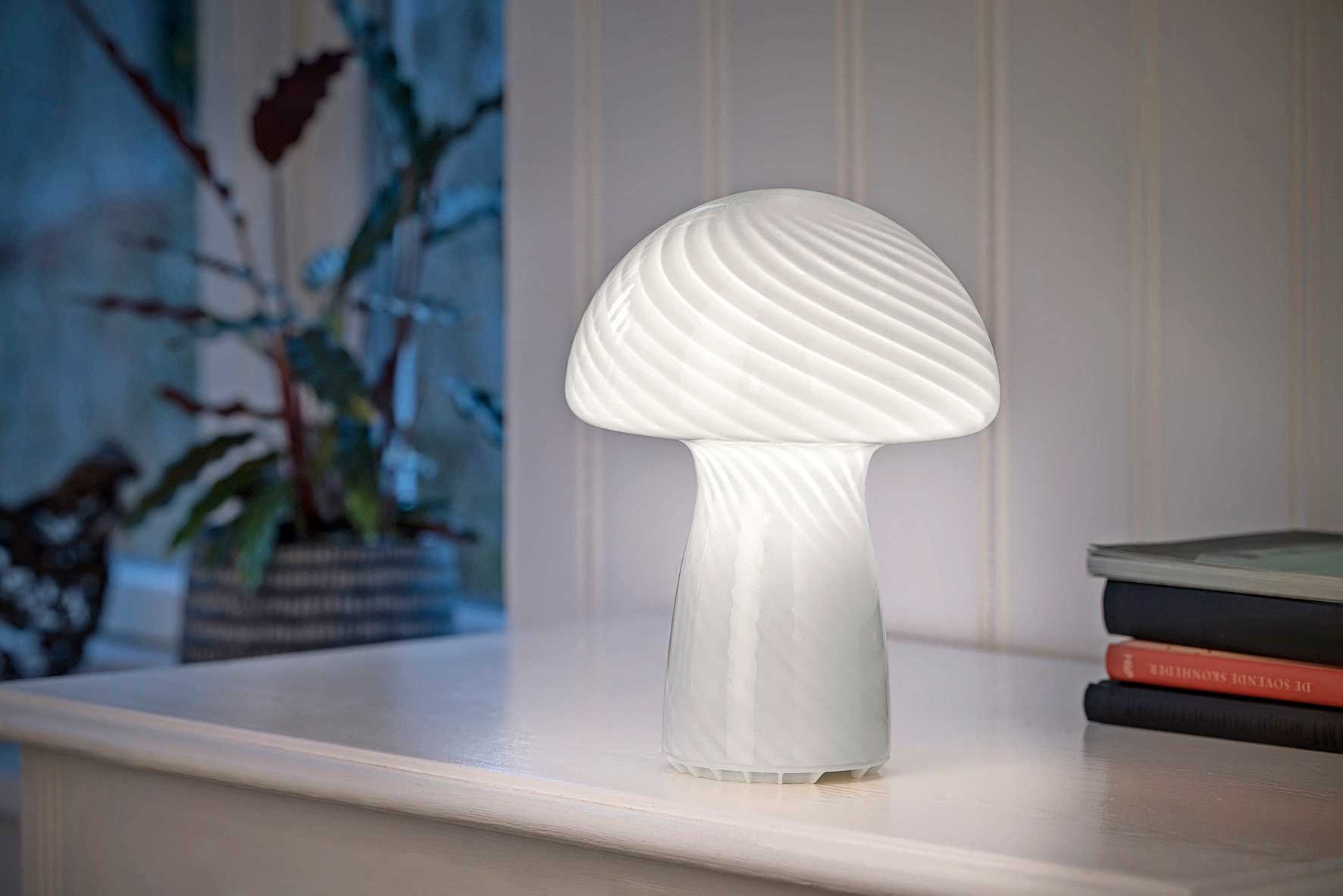 2502300 VELI LINE STRIPE MUSHROOM HVID LAMPE MED RILLER 16X22CM 2
