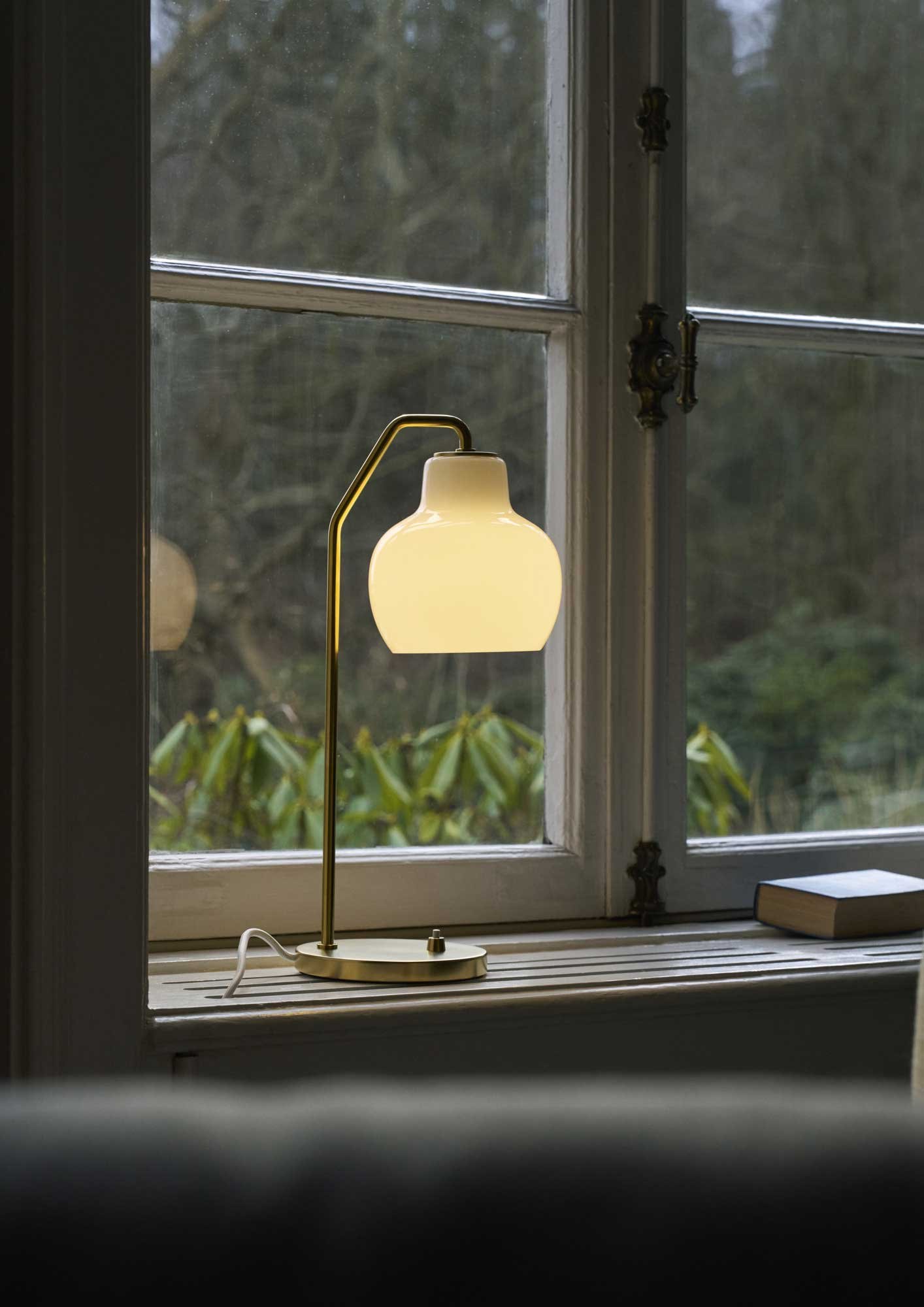 9147728 VL RING CROWN BORDLAMPE MESSING OPAL GLAS 5