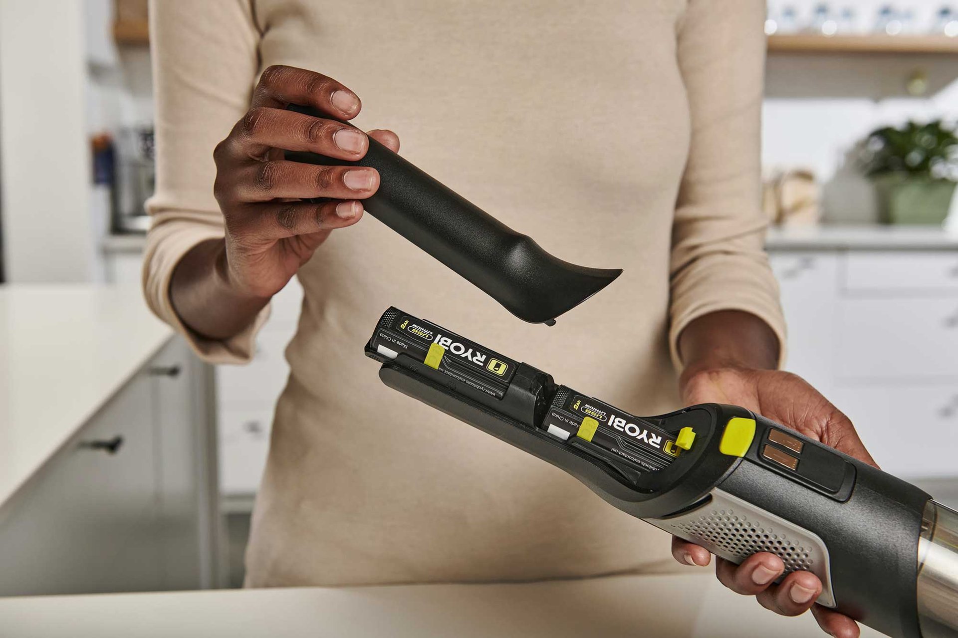 2512194 RYOBI HÅNDSTØVSUGERSÆT RHV44 220G 3
