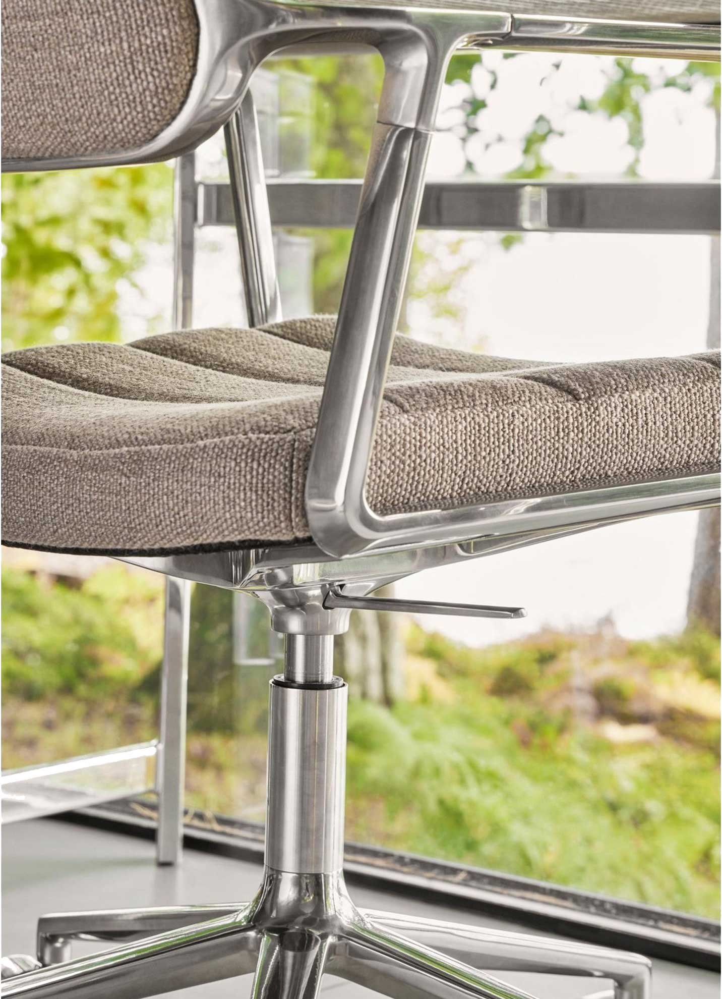 9148220 VIPP453 SWIVEL KONTORSTOL WAVY OFF WHITELYS GRÅ POLERET STEL MED GLIDERS 7