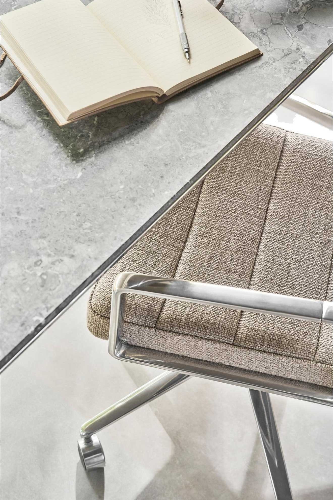 9148220 VIPP453 SWIVEL KONTORSTOL WAVY OFF WHITELYS GRÅ POLERET STEL MED GLIDERS 5