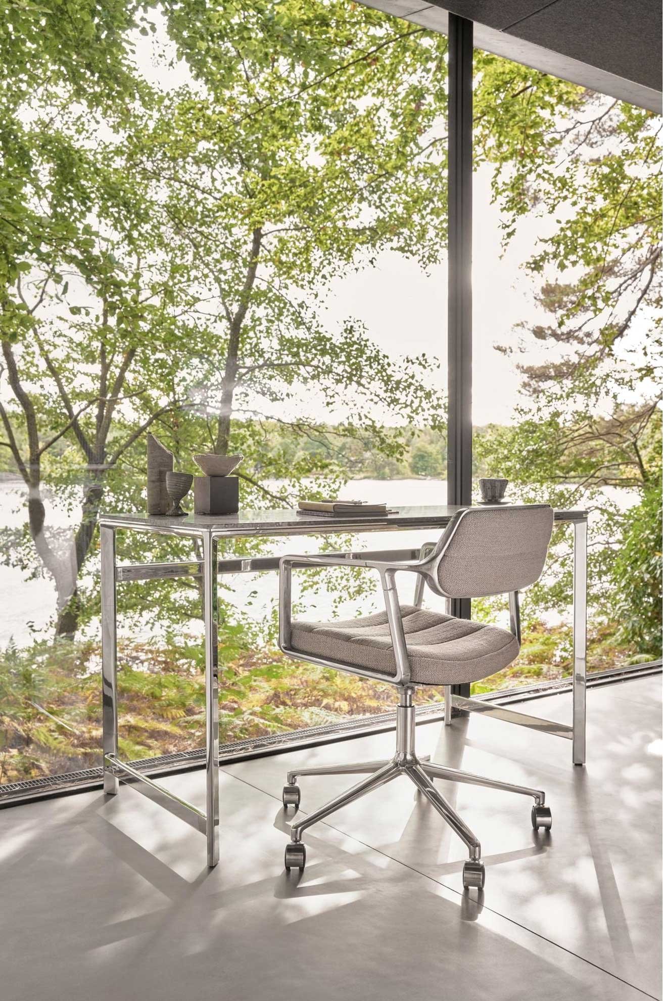 9148220 VIPP453 SWIVEL KONTORSTOL WAVY OFF WHITELYS GRÅ POLERET STEL MED GLIDERS 4