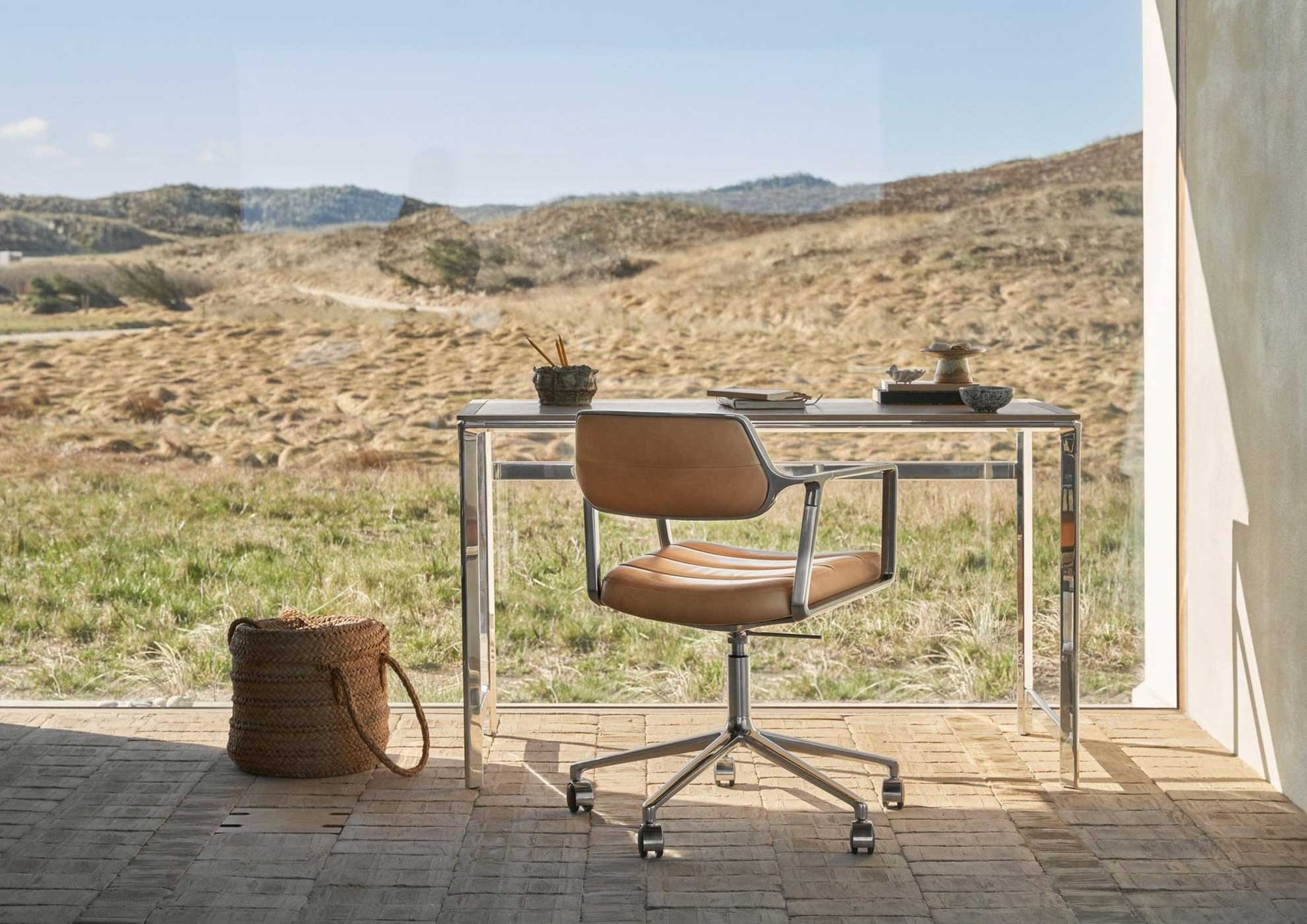 9148217 VIPP430 STUDIO SKRIVEBORD 60X125CM LYS EG CAMEL LÆDER 2