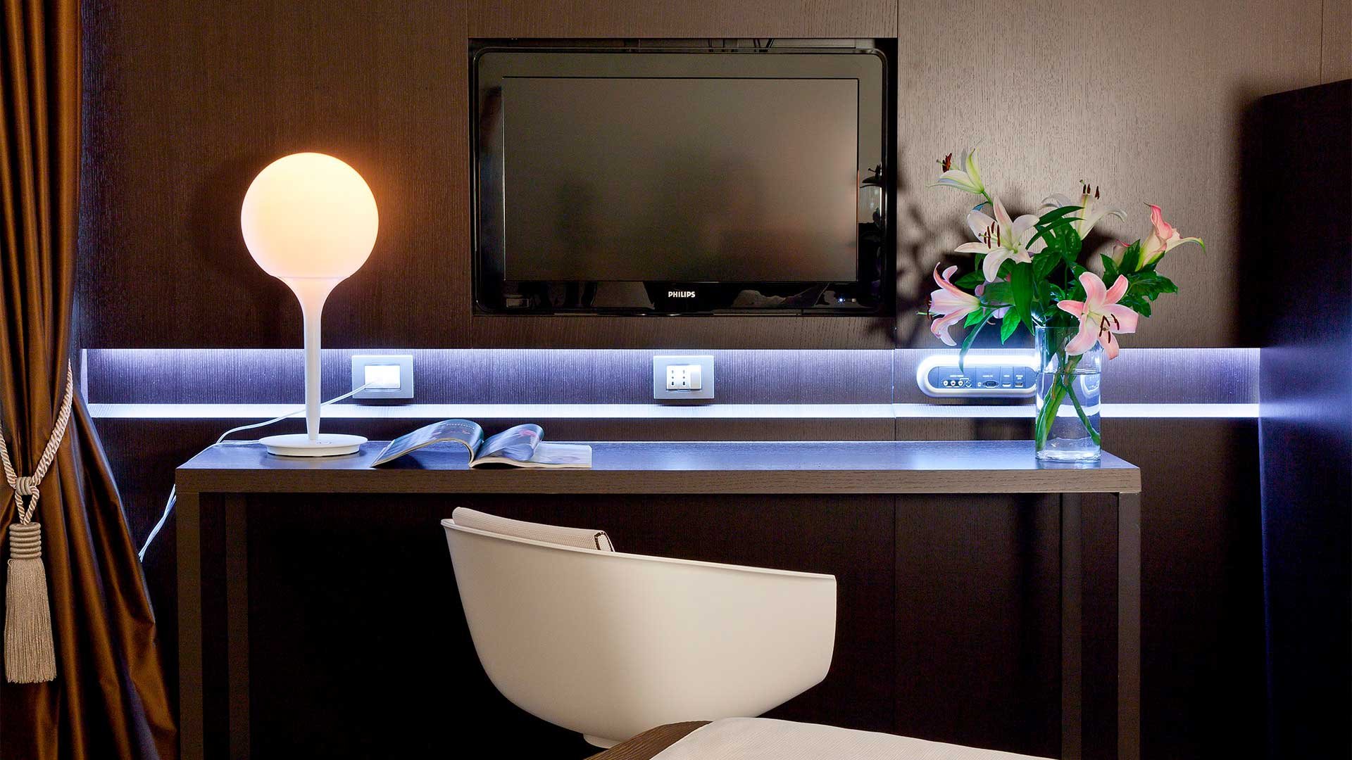 9051496 ARTEMIDE CASTORE 25 BORDLAMPE HVID 2
