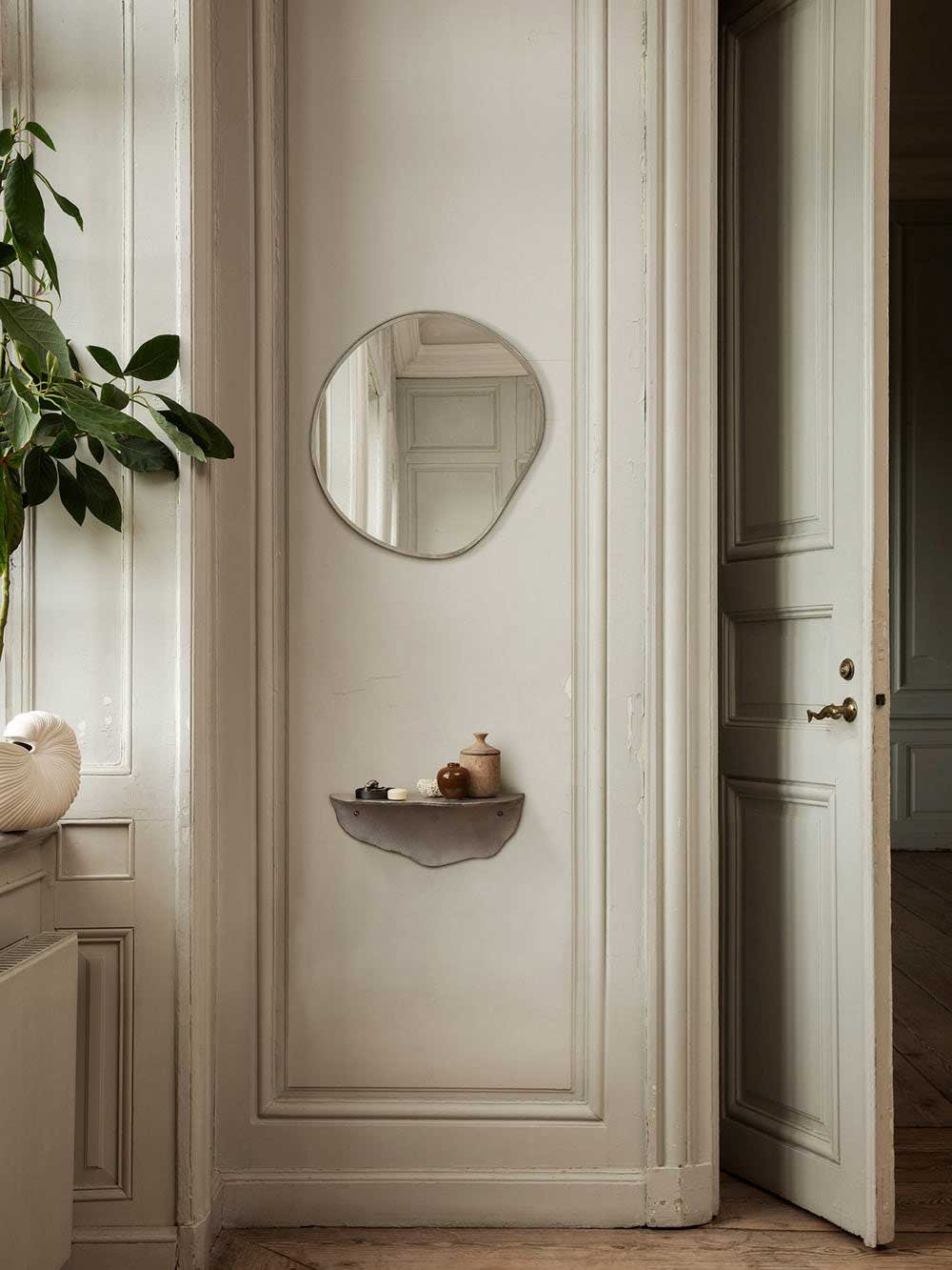 9147565 FERM LIVING POND SPEJL LILLE MESSING 2