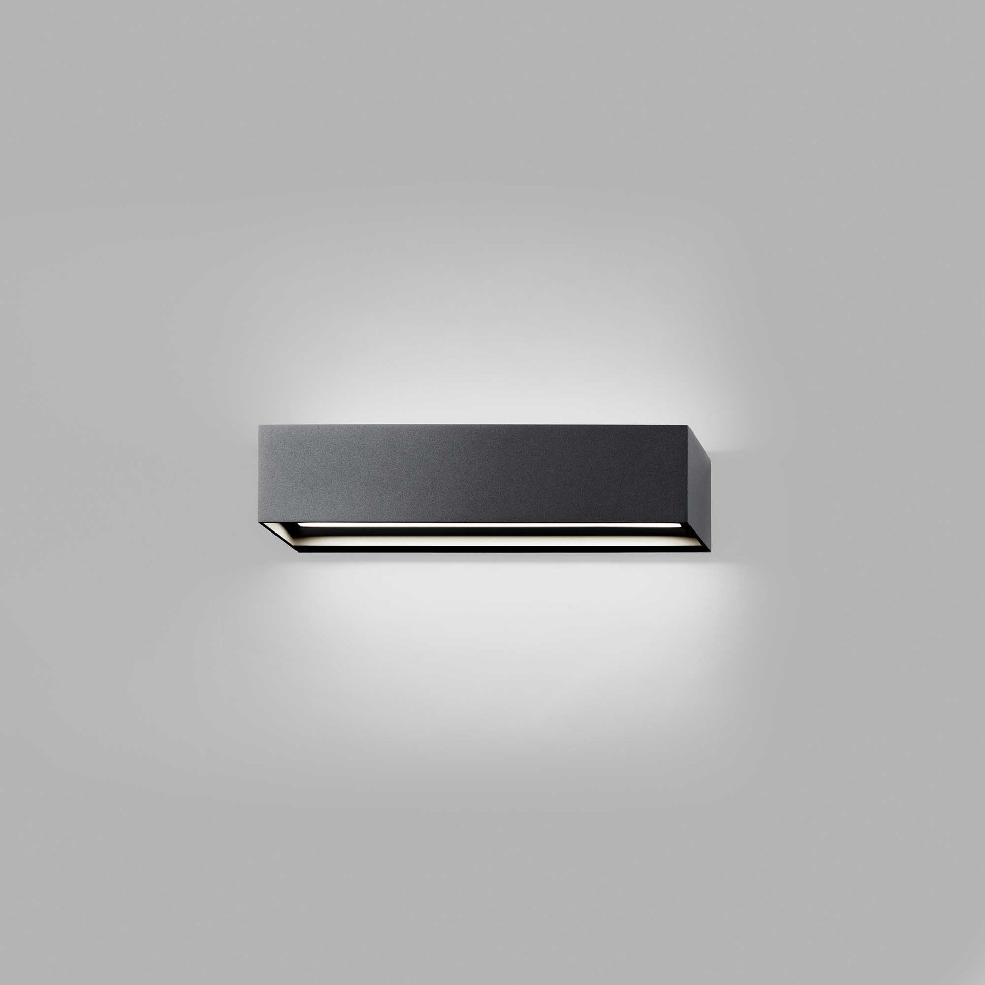 9149436 LINEA W1 VÆGLAMPE 300 SORT 3