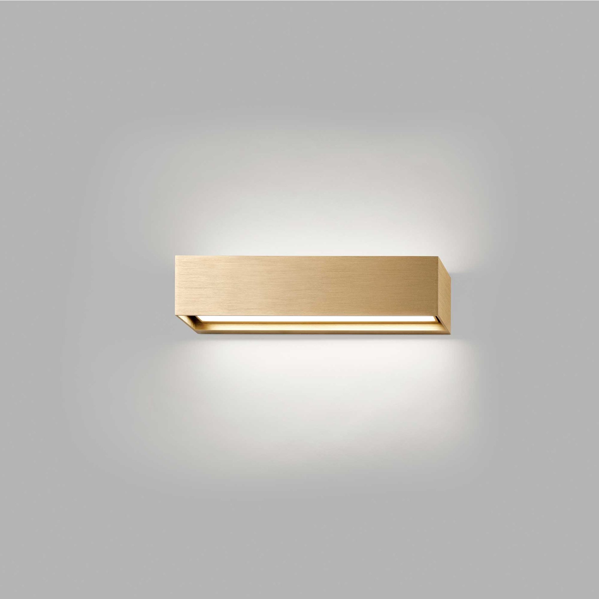9149437 LINEA W1 VÆGLAMPE 300 MESSING 3
