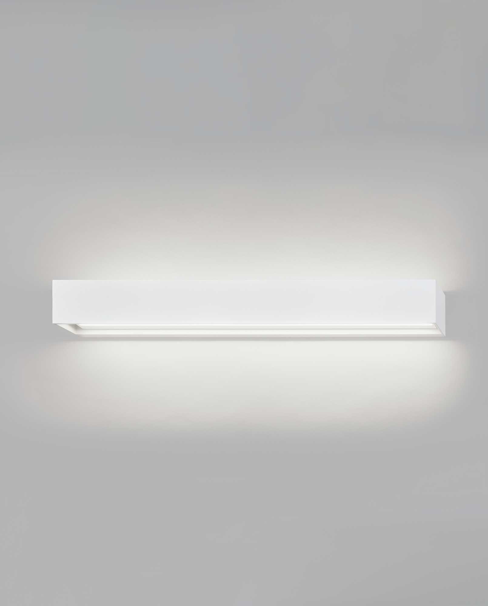 9149440 LINEA W1 VÆGLAMPE 600 HVID 3