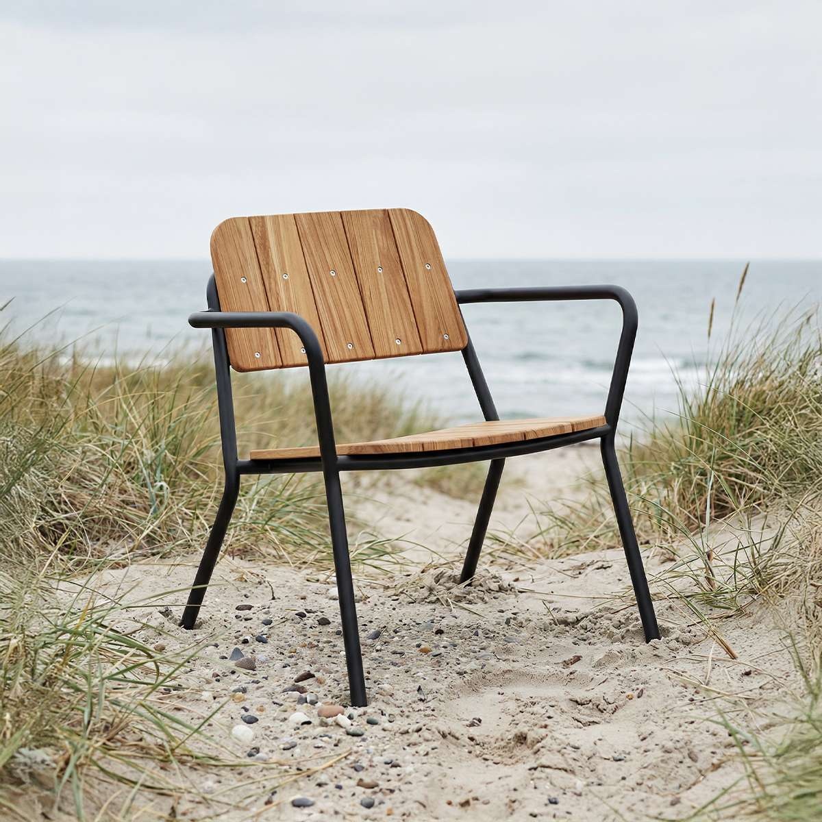 Variant 8603250 Kirra Lounge Patio Chair Noir IMG 01 Lifestyle 1200X1200