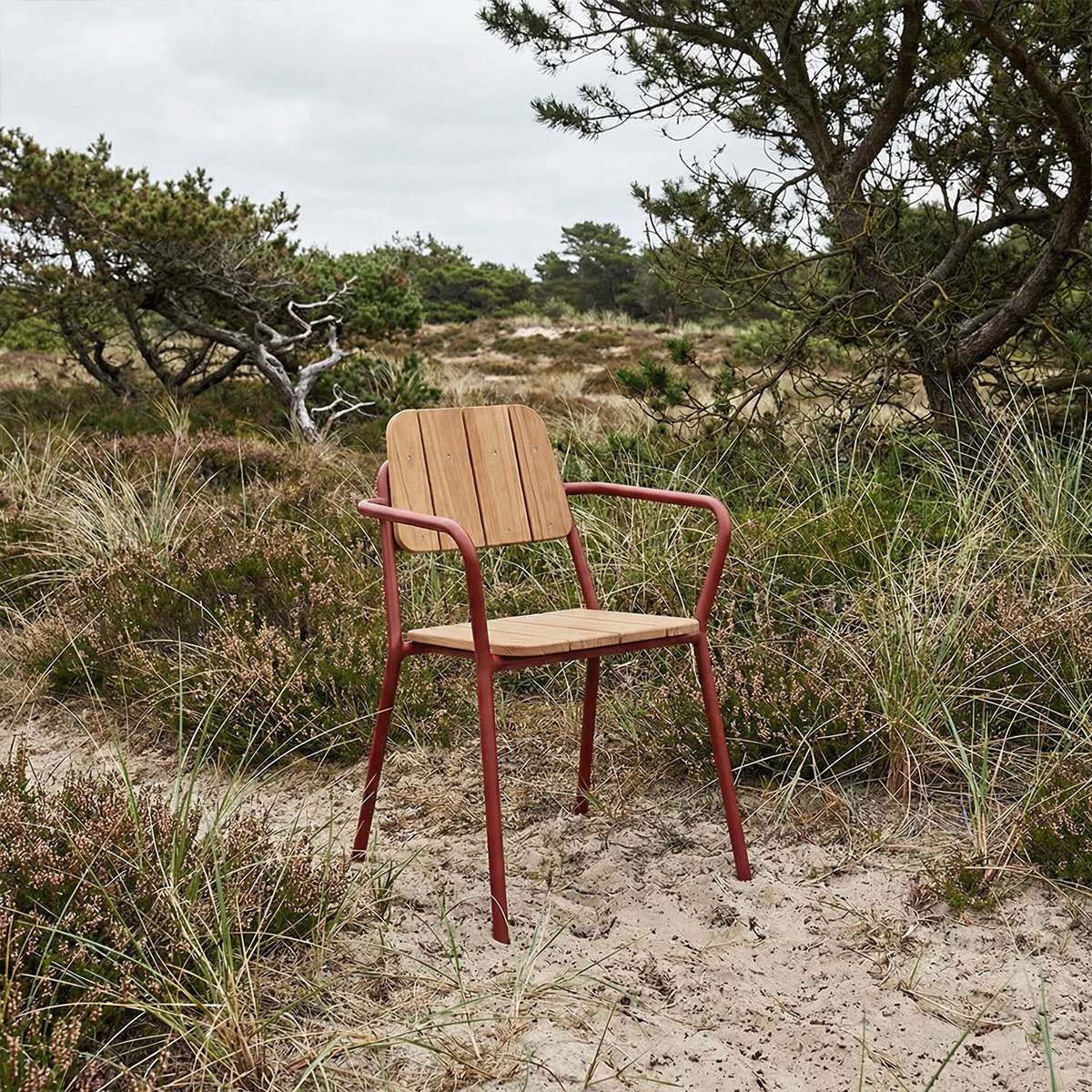 Variant 8603238 Kirra Patio Chair Chestnut 01 Lifestyle 1200X1200