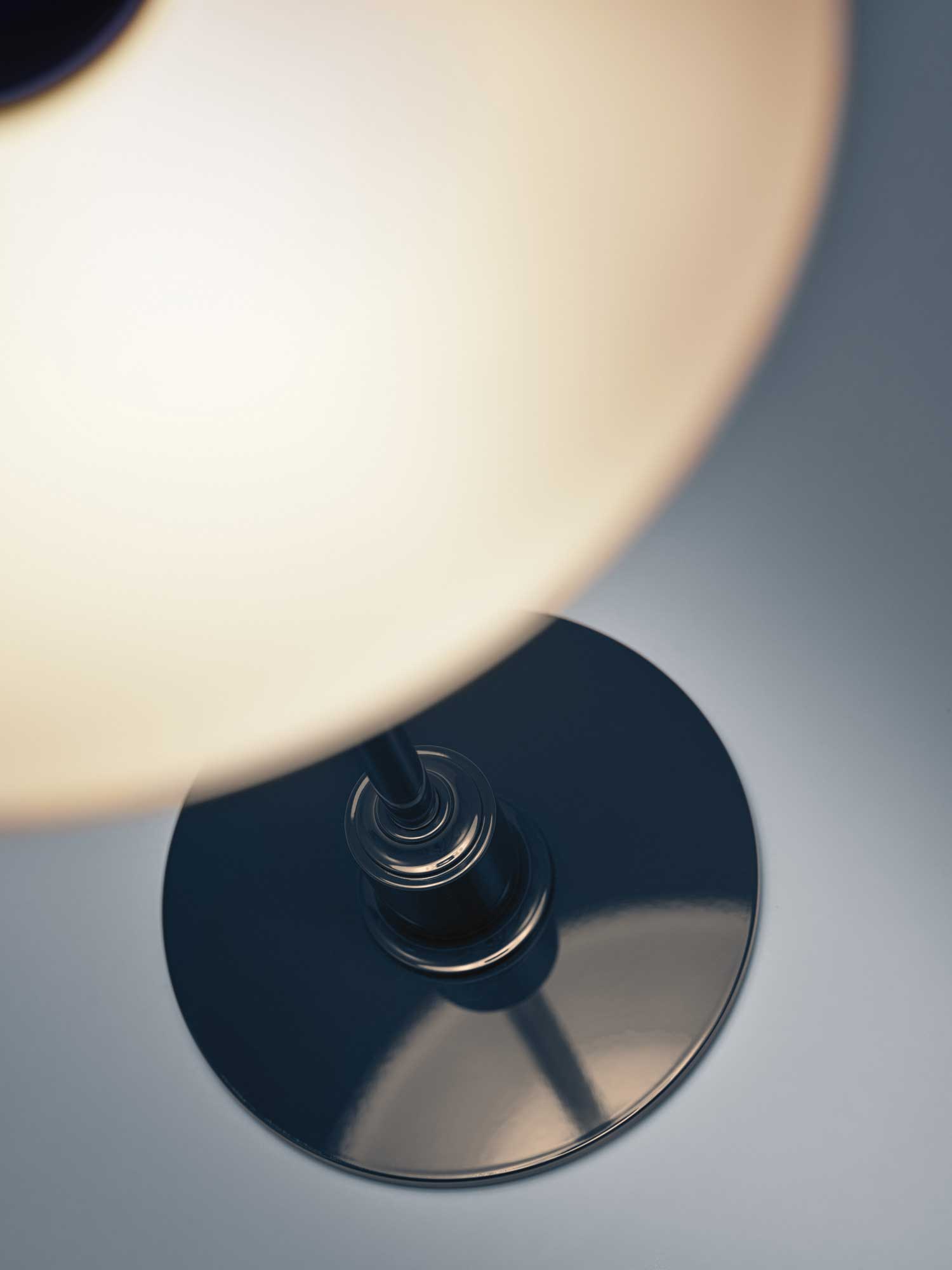 9150202 AW26 PH 3 2 Table Blue Marketing Close Up On 01