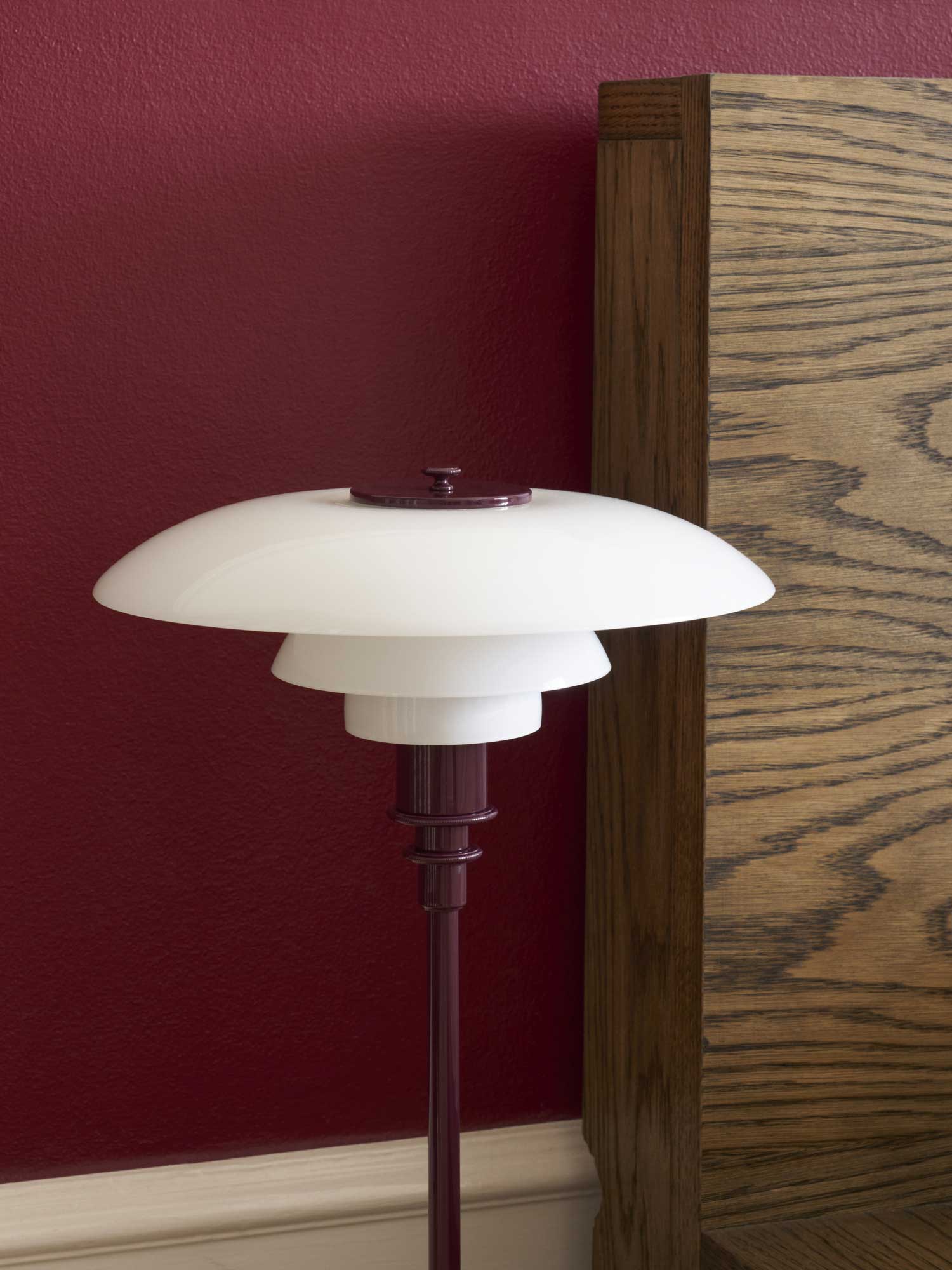 9150201 AW26 PH 3 2 Table Burgundy Interior Close Up OFF (1)