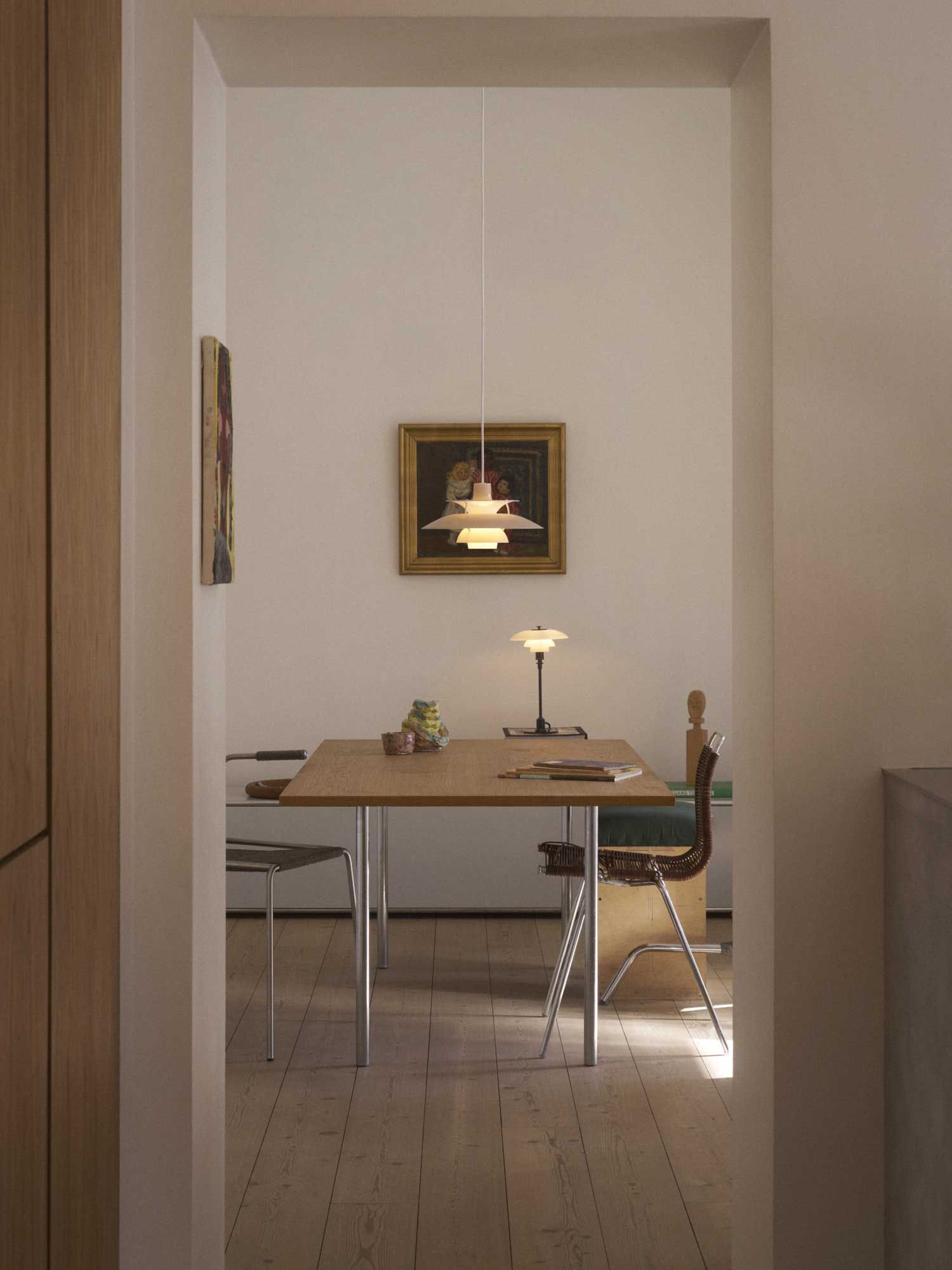 9150198 AW26 PH 5 320 Opal Pendant Beige PH 2 1 Table Green Interior ON 1798
