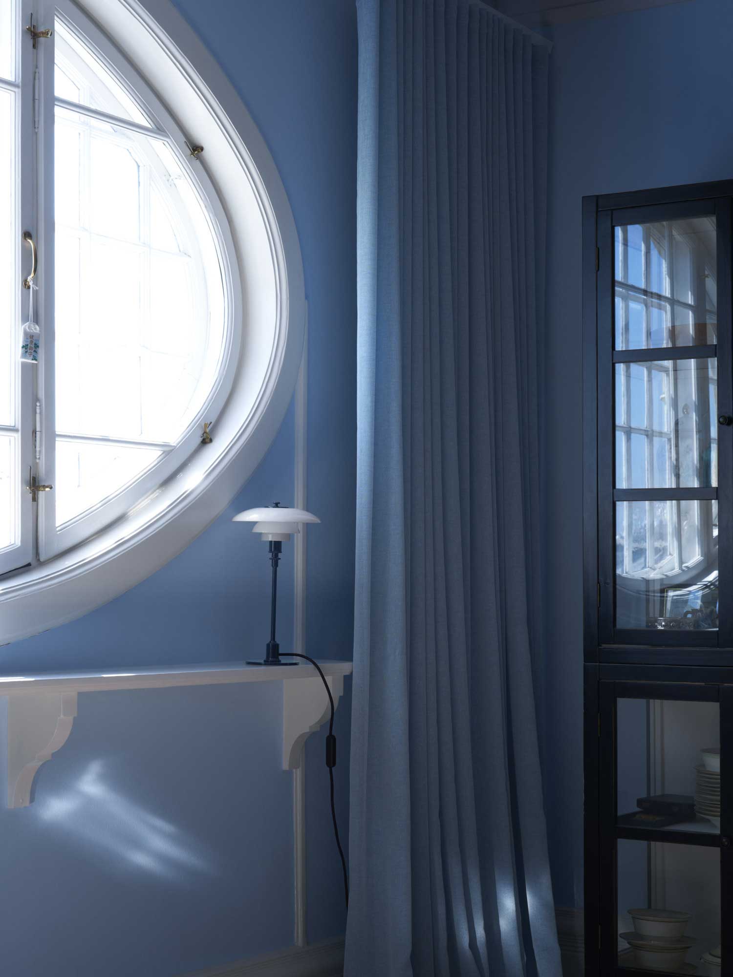 9150197 AW26 PH 2 1 Table Deep Blue Interior Close Up OFF