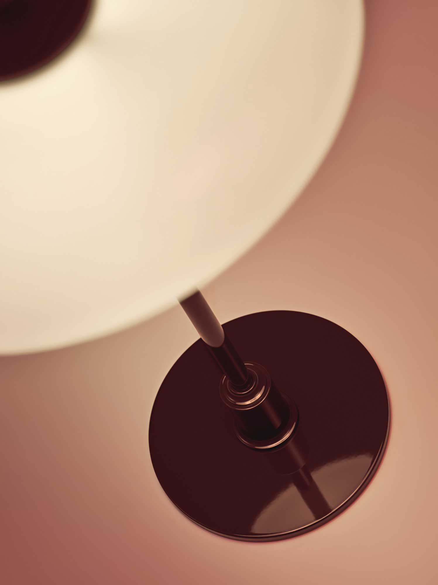 9150196 AW26 PH 2 1 Table Burgundy Marketing Close Up On 03