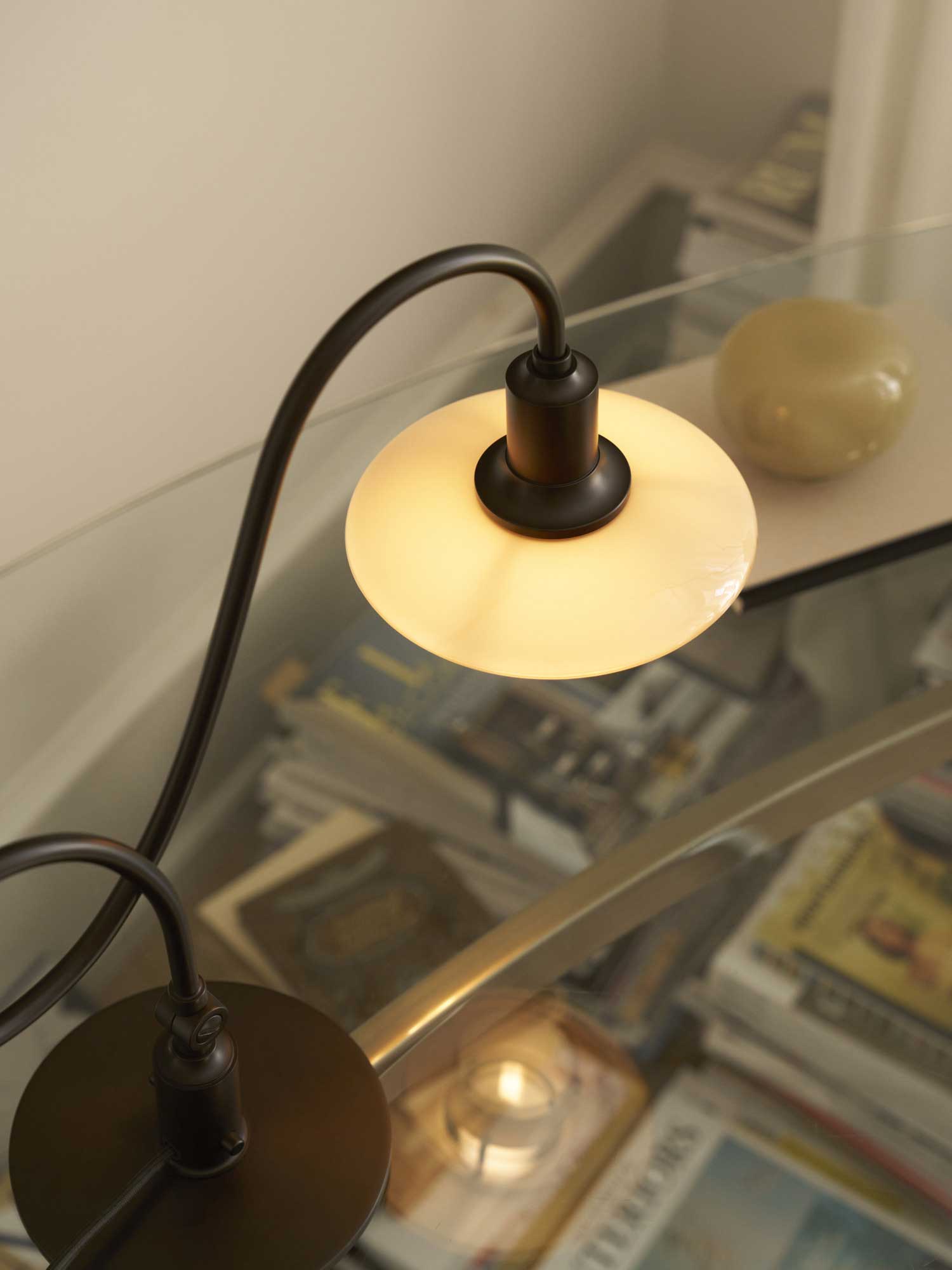 9150194 AW26 PH 1 1 Piano Table Interior Close Up ON 5658