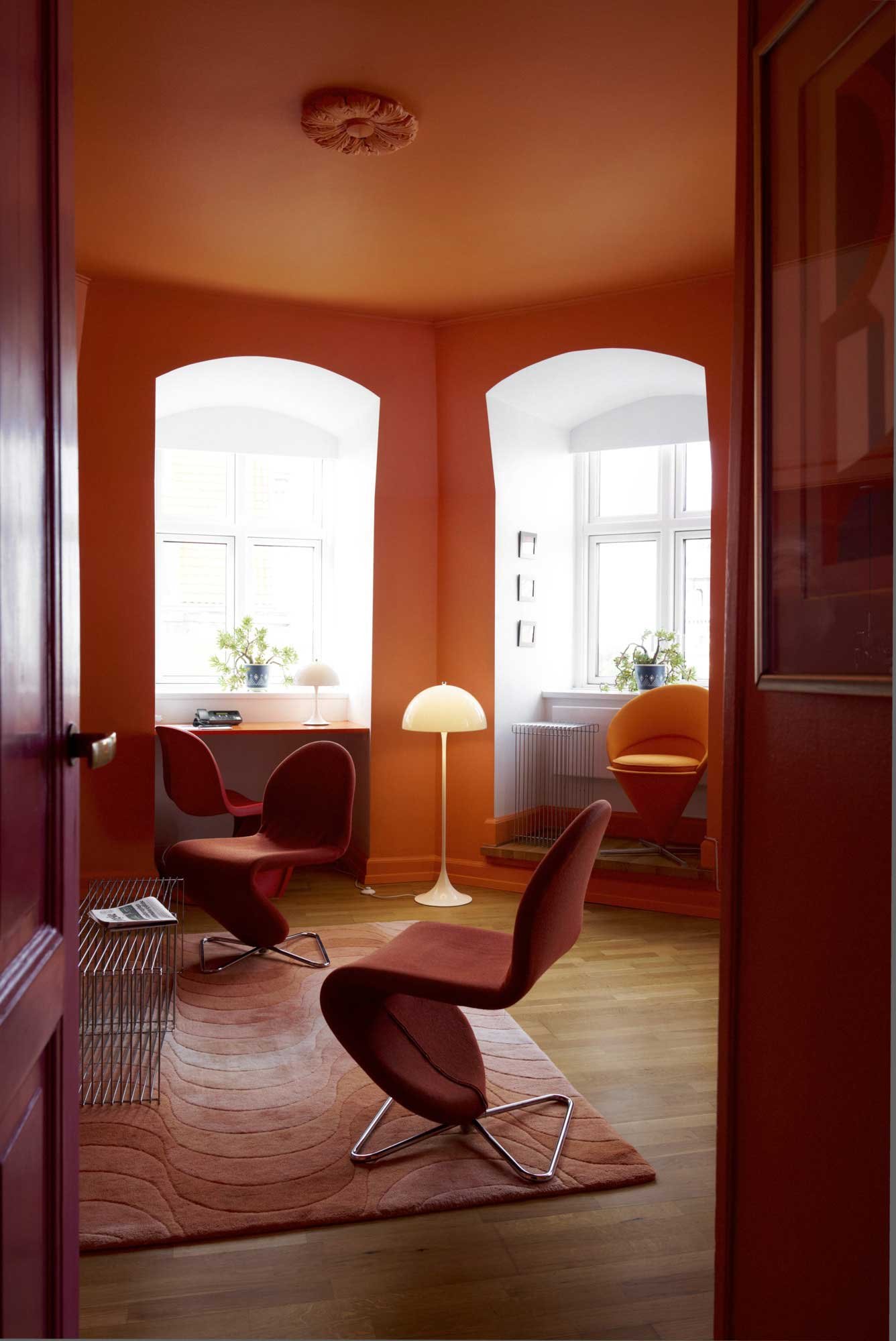 9150383 Panthella 400 Floor Opal VP Suit Orange Room