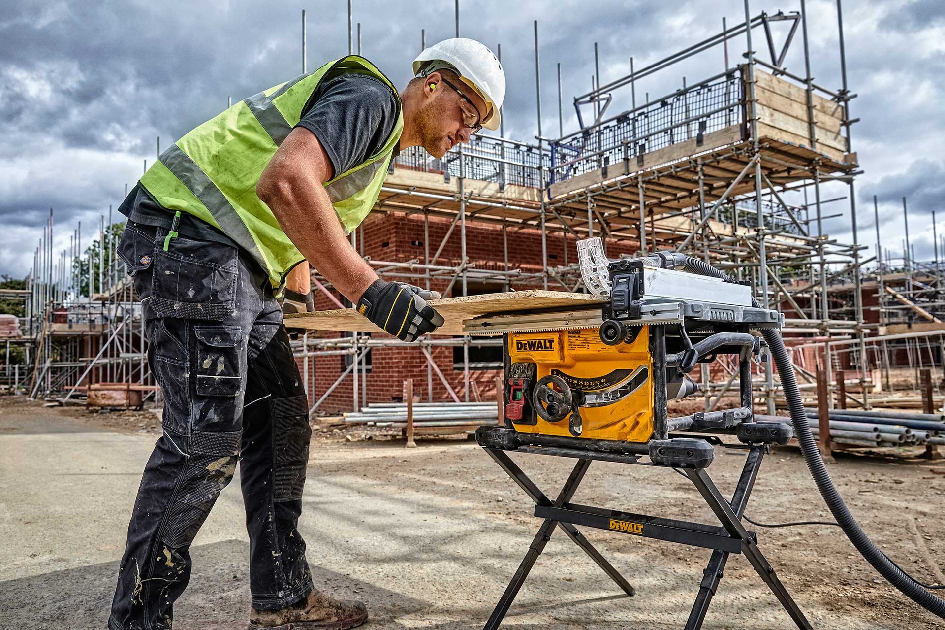 2072393 DEWALT 230V KOMPAKT BORDSAV 2