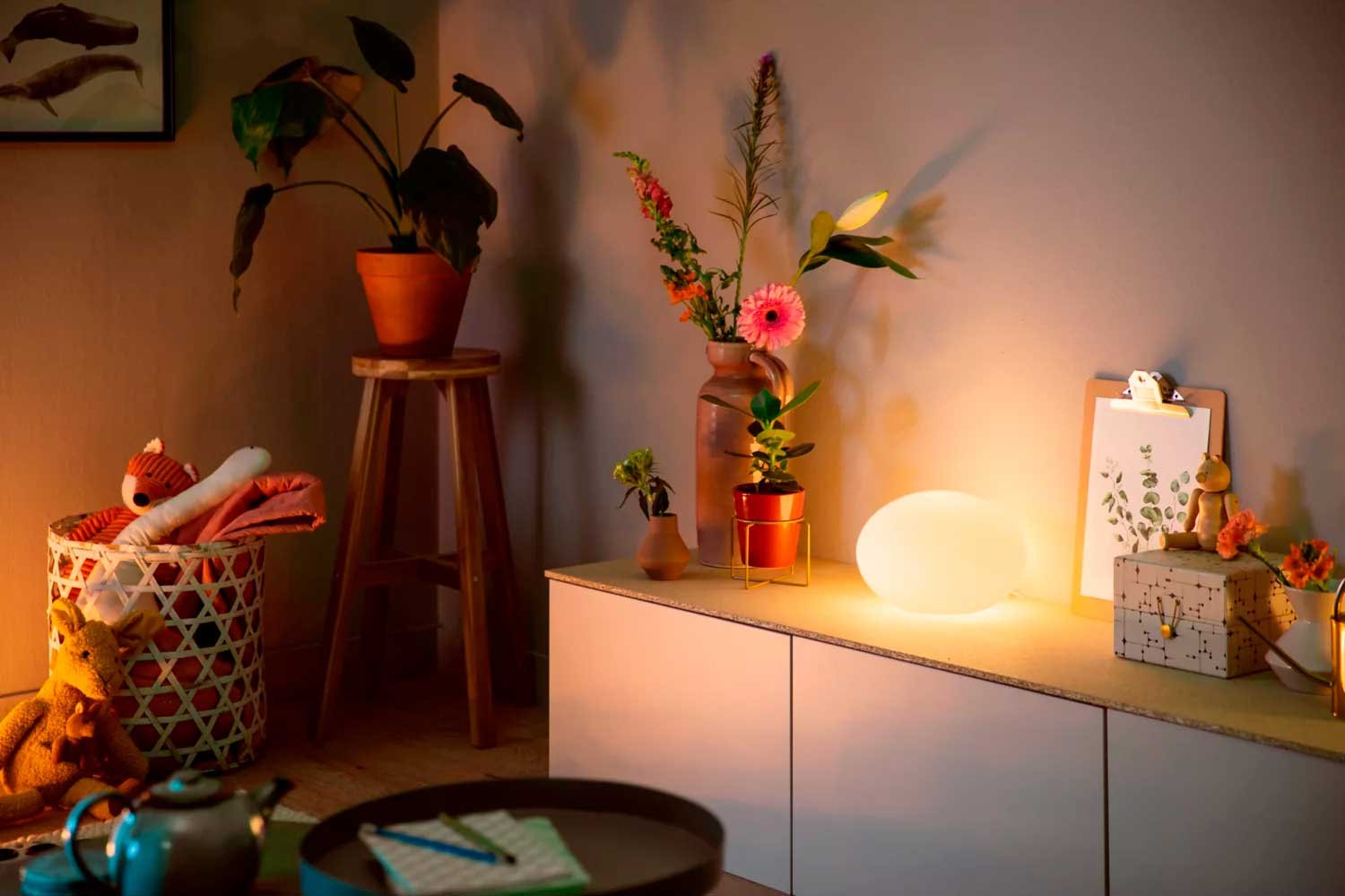2215845 PHILIPS HUE FLOURISH BORDLAMPE3