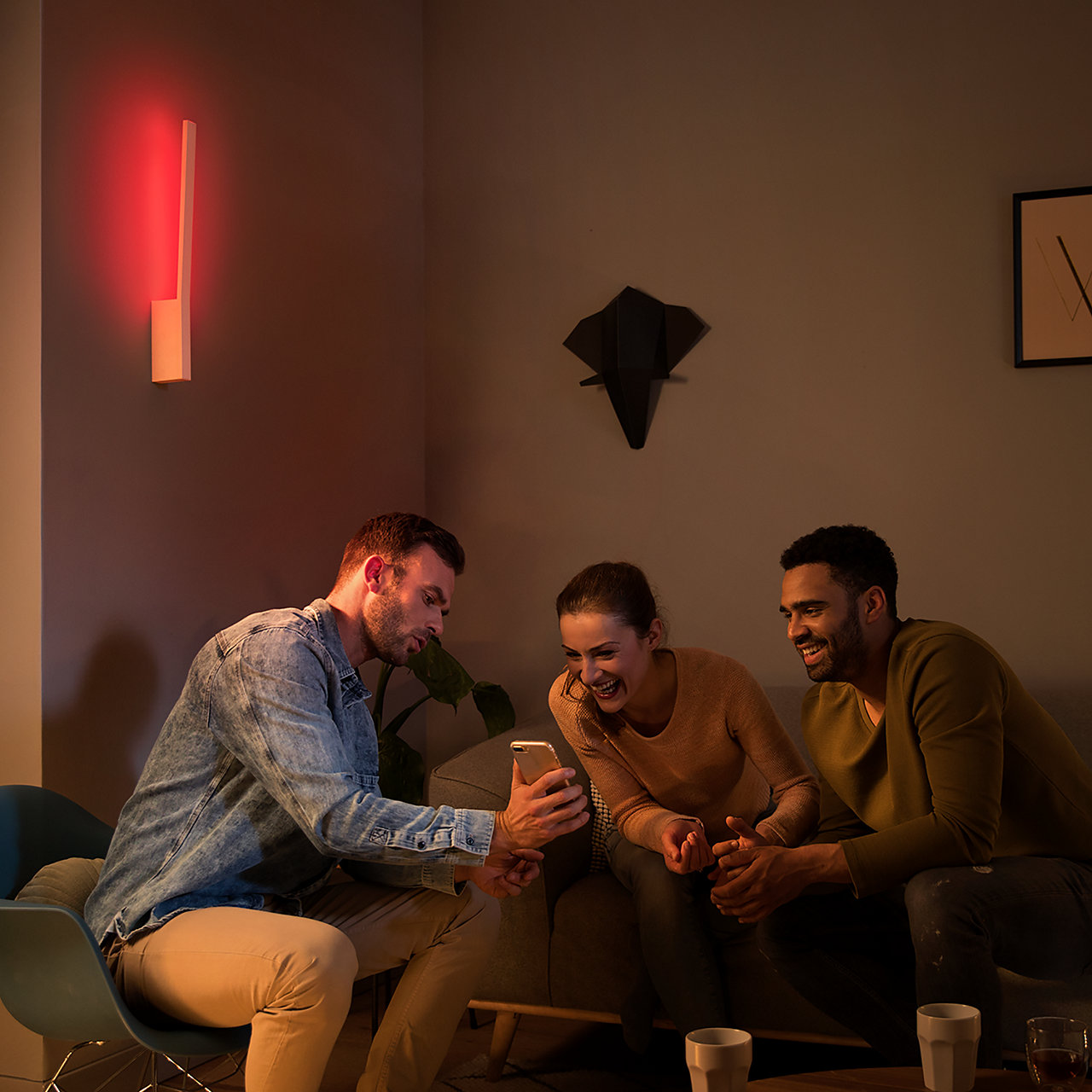 2215848 PHILIPS HUE LIANE VÆGLAMPE1