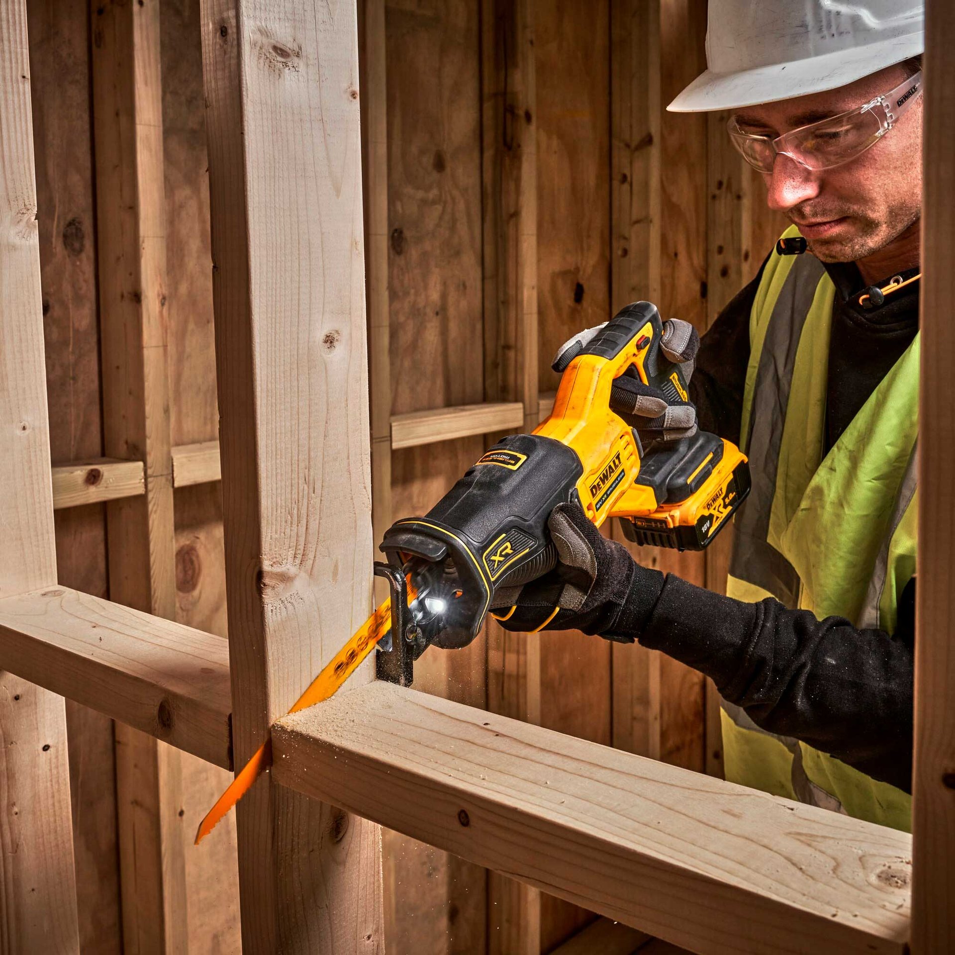 2256873 DEWALT 18V BAJONETSAV 2