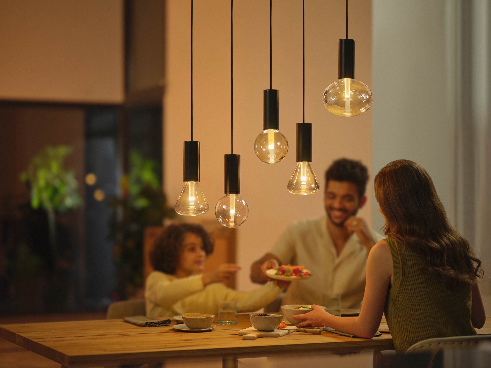 2306011 PHILIPS HUE PENDELOPHAENG SORT 4