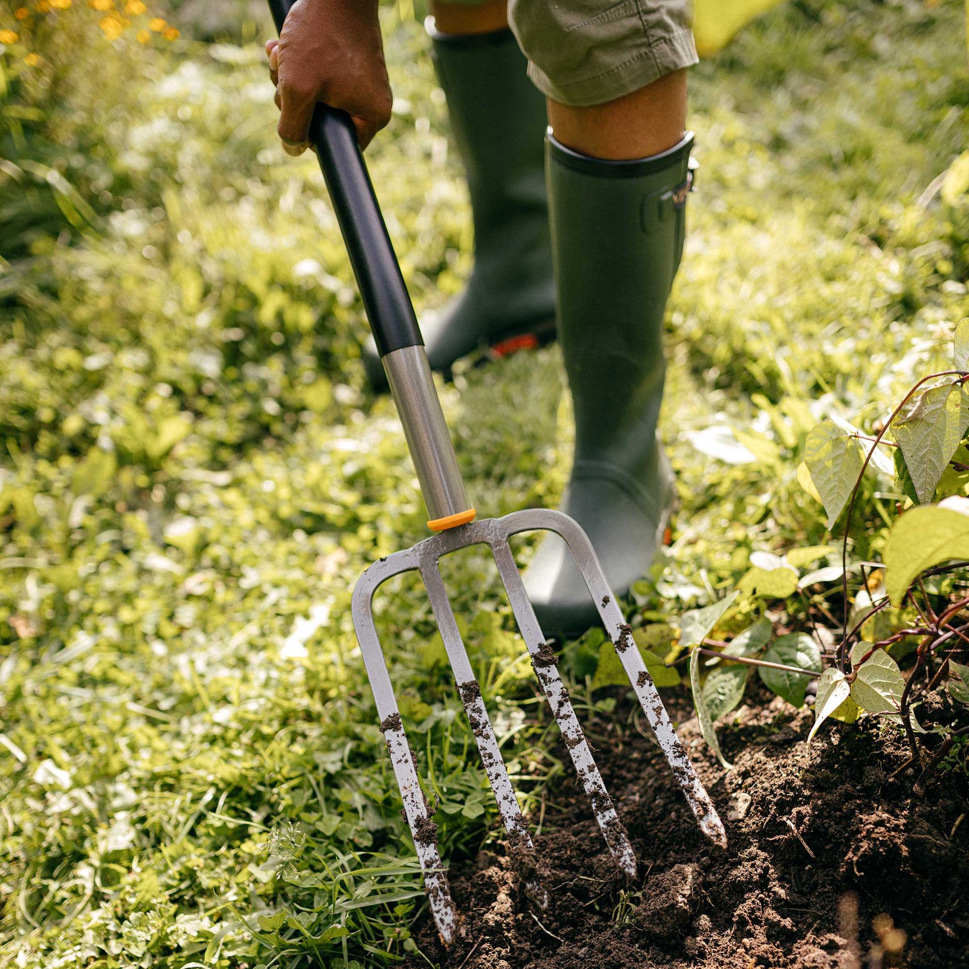 2387613 Fiskars Ergonomic Garden Fork Grey Action