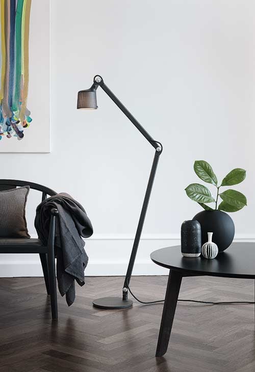 9115753 VIPP 525 GULVLAMPE SORT2