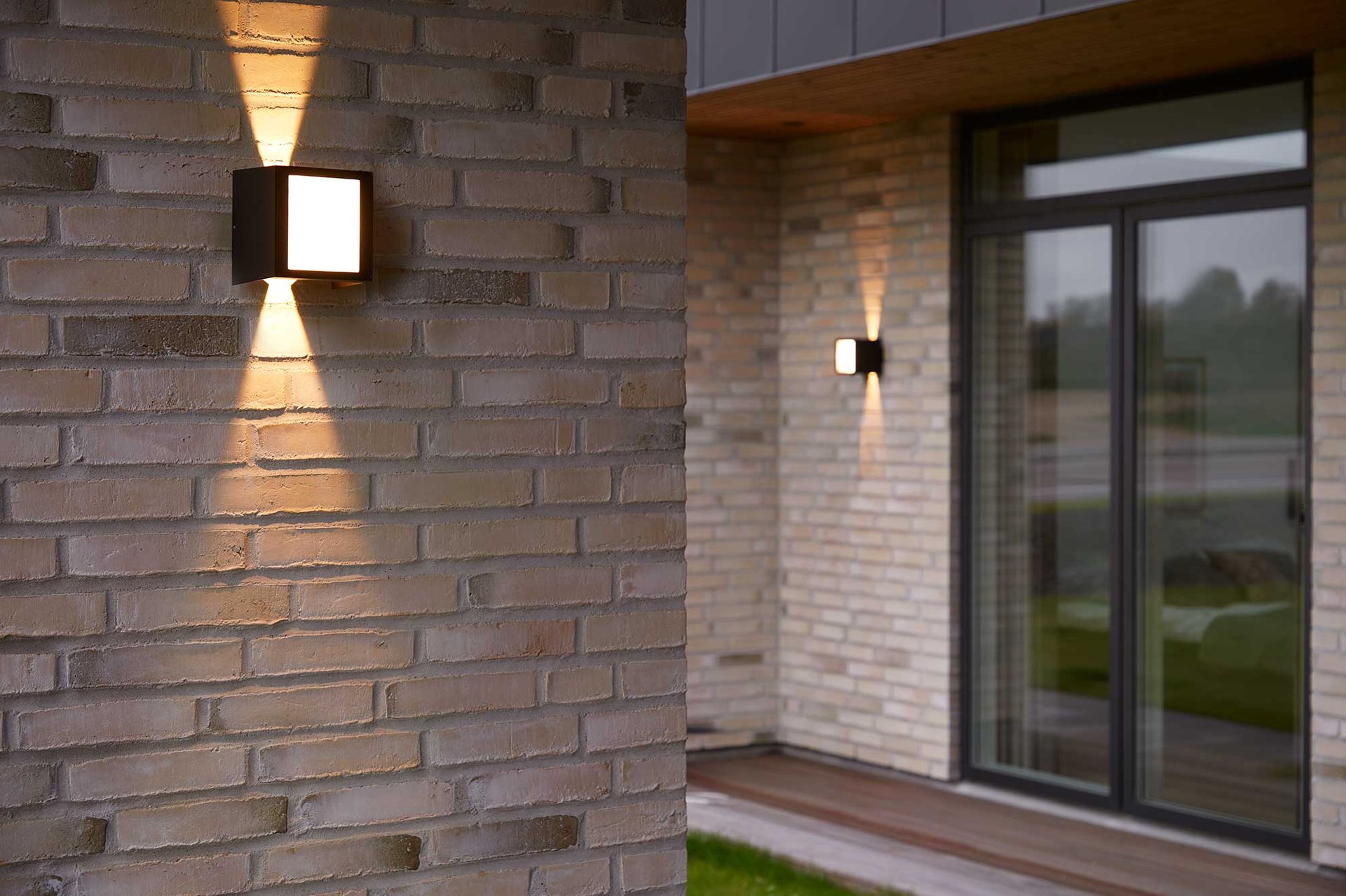 9139088 UNA VÆGLAMPE SORT 9W LED 3