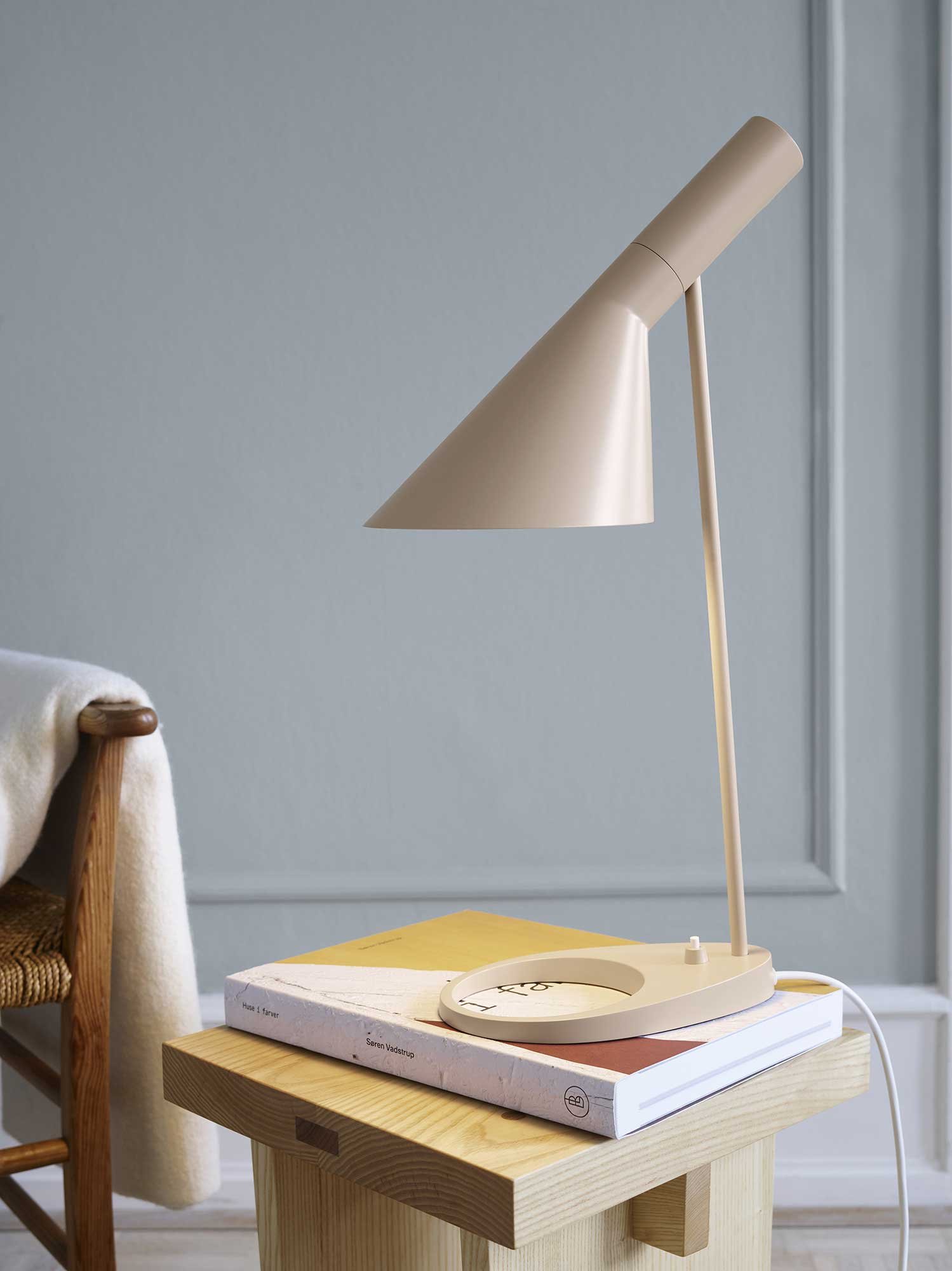 9144724 AJ BORDLAMPE 20W E27 2