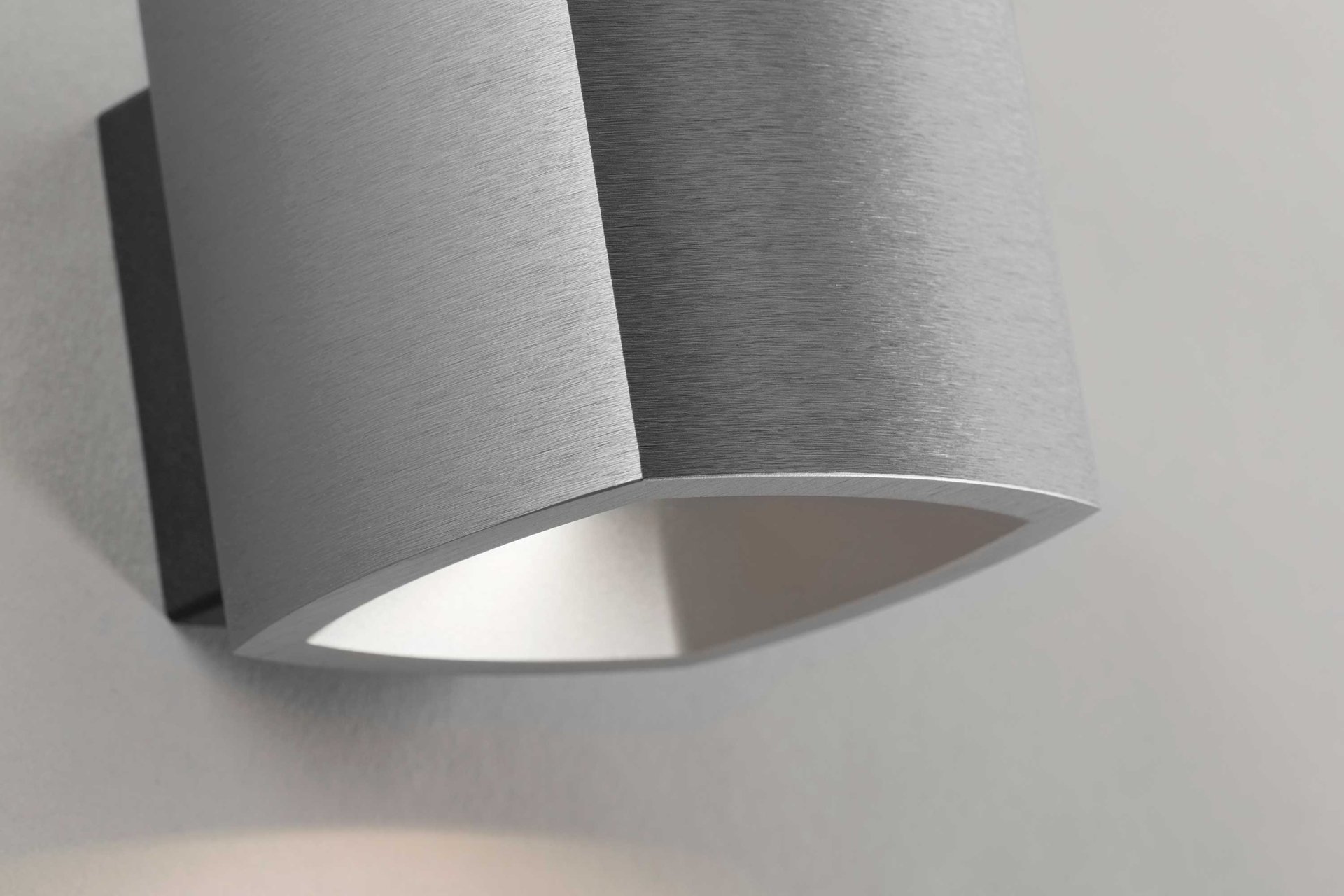 9145666 MIRAGE WALL 1 Titanium 4