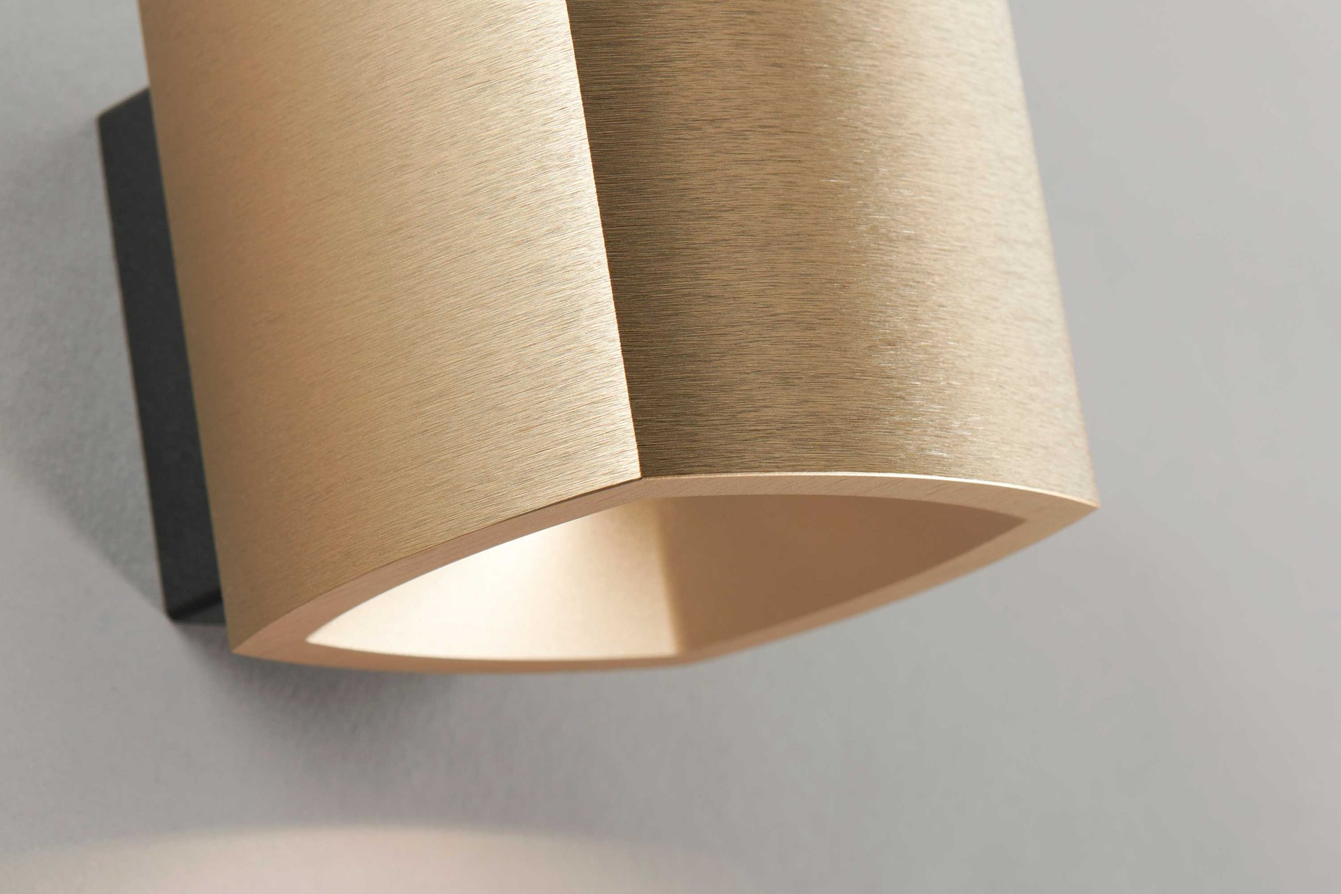 9145667 MIRAGE WALL 1 Brass 5