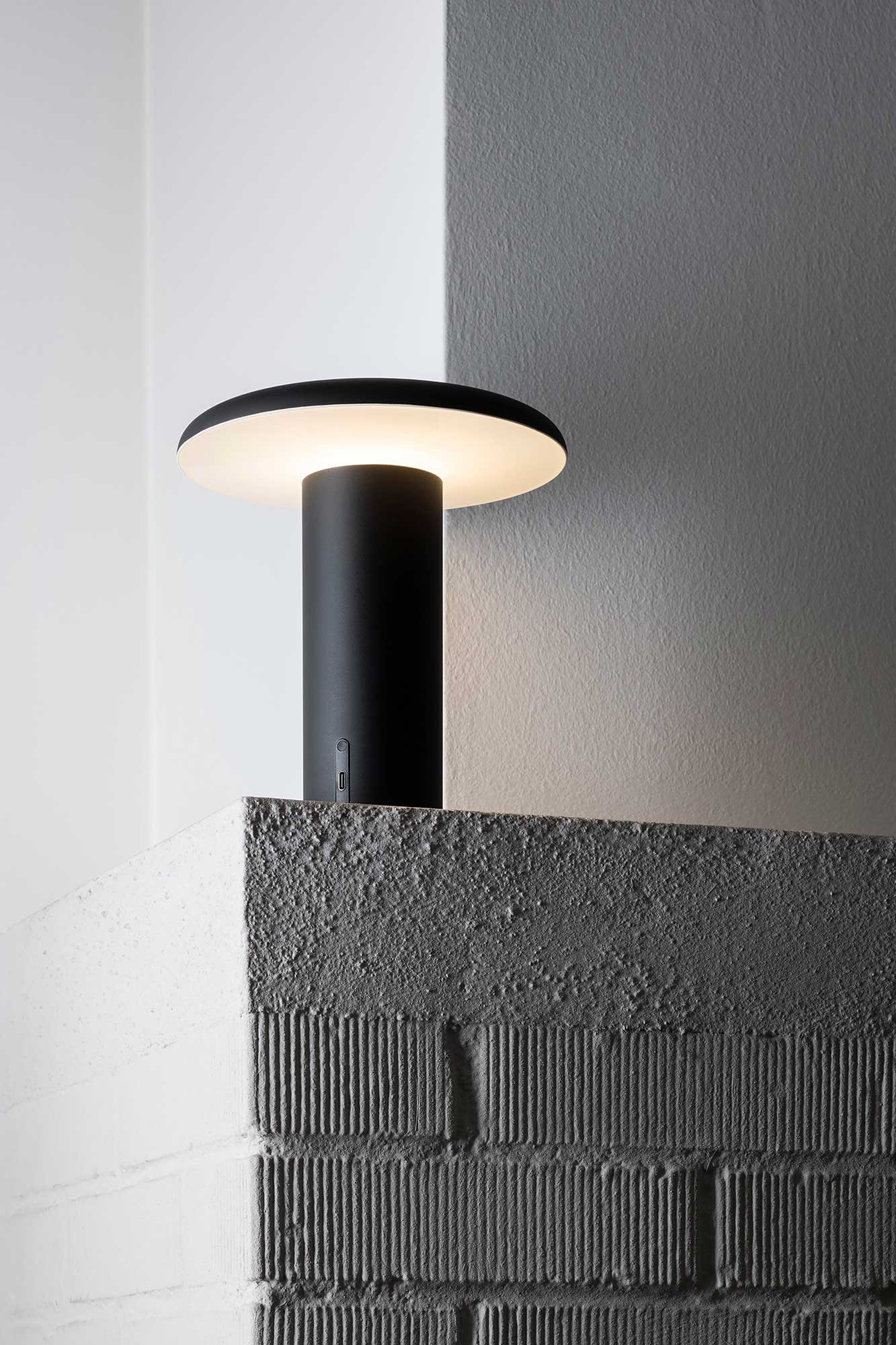 9145835 ARTEMIDE TAKKU BORDLAMPE SORT 2