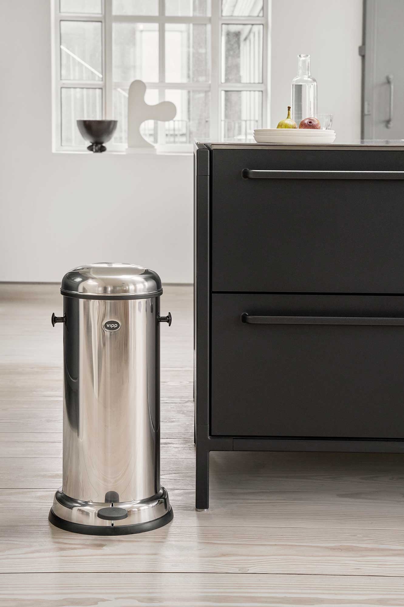 9146227 Vipp 16 Pedal Bin Stainless Steal 011