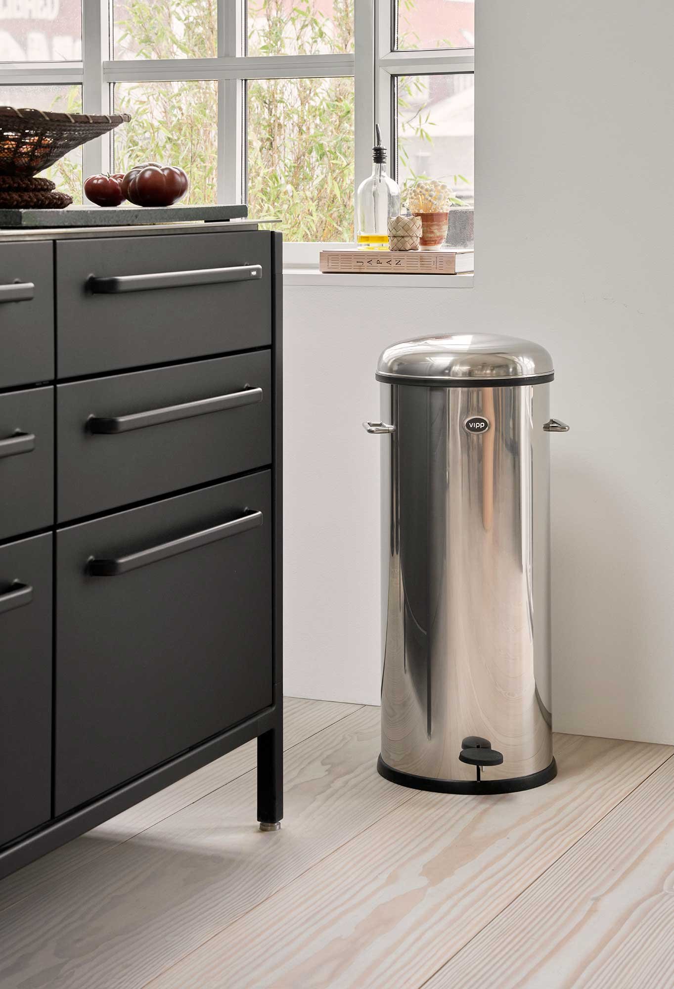 9146228 Vipp 17 Pedal Bin Stainless Steal 011