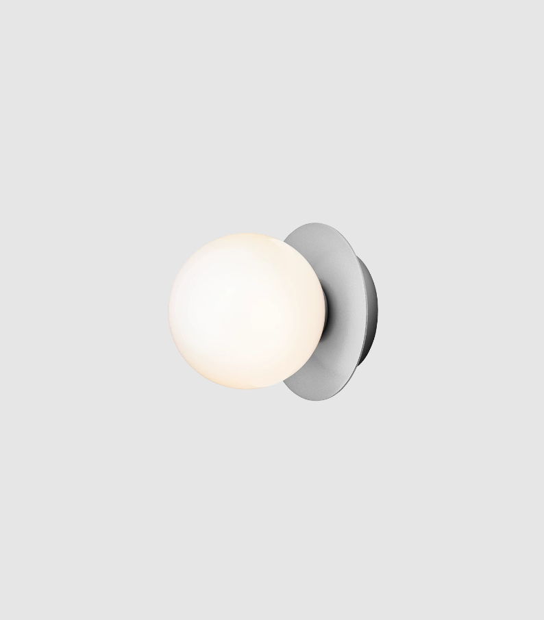 9145716 NUURA LIILA 1 SMALL VÆG LOFTLAMPE G9 IP44 LIGHT SILVER OPAL