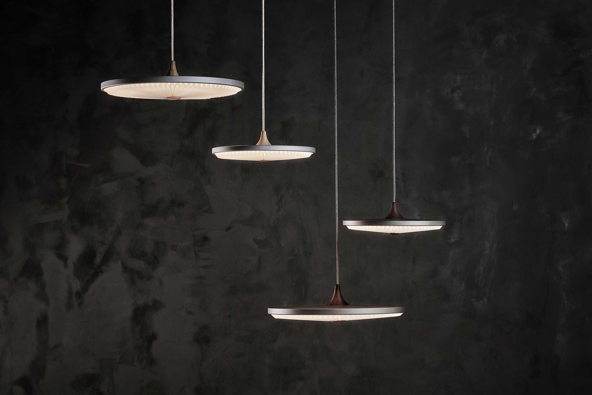 9147043 LE KLINT SOLEIL PENDEL M 50CM SILVER CLOUD RØGET EG PAPIR 5
