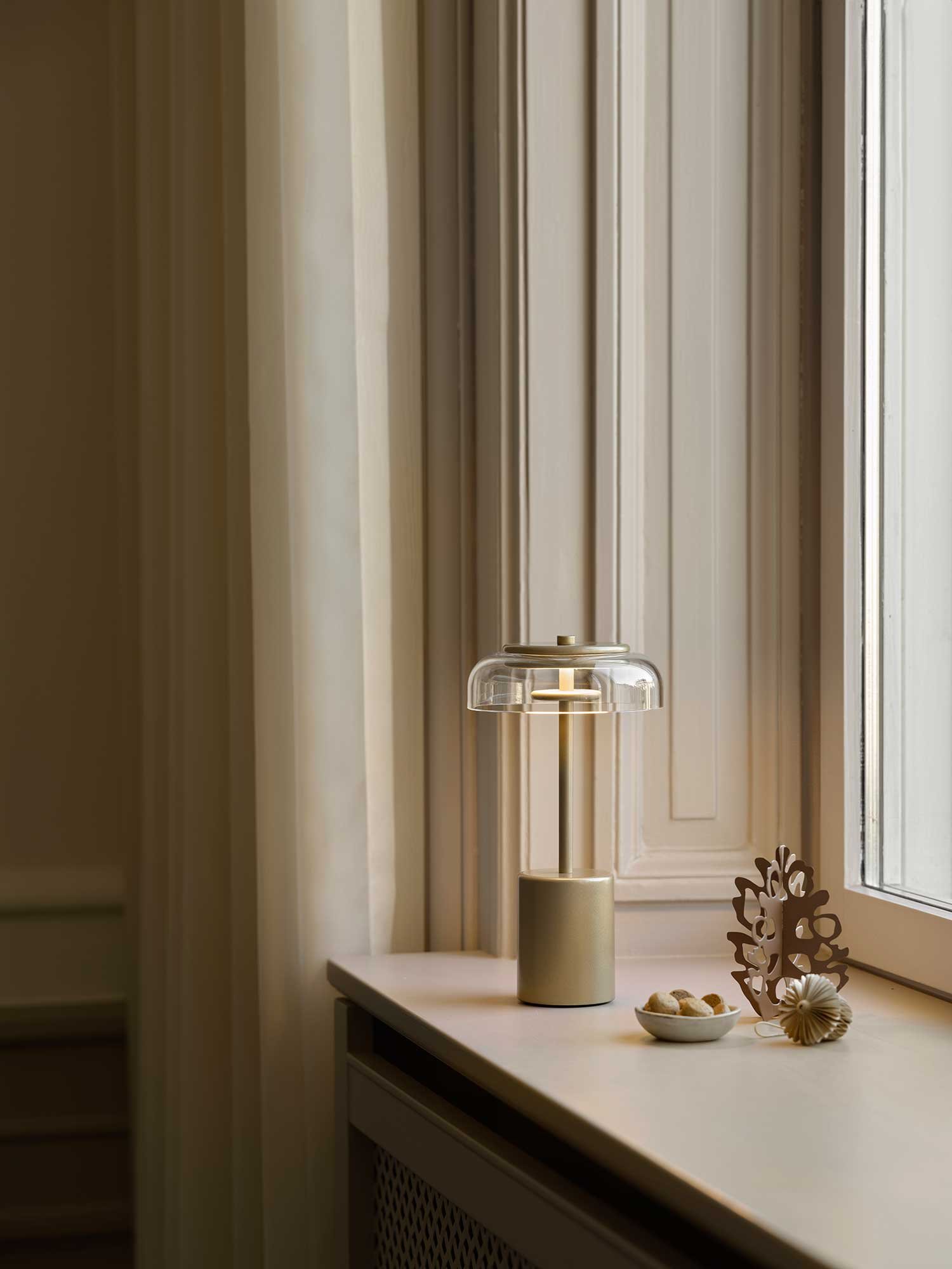 9146877 NUURA BLOSSI BORDLAMPE MINI PORTABLE NORDIC GOLD 4
