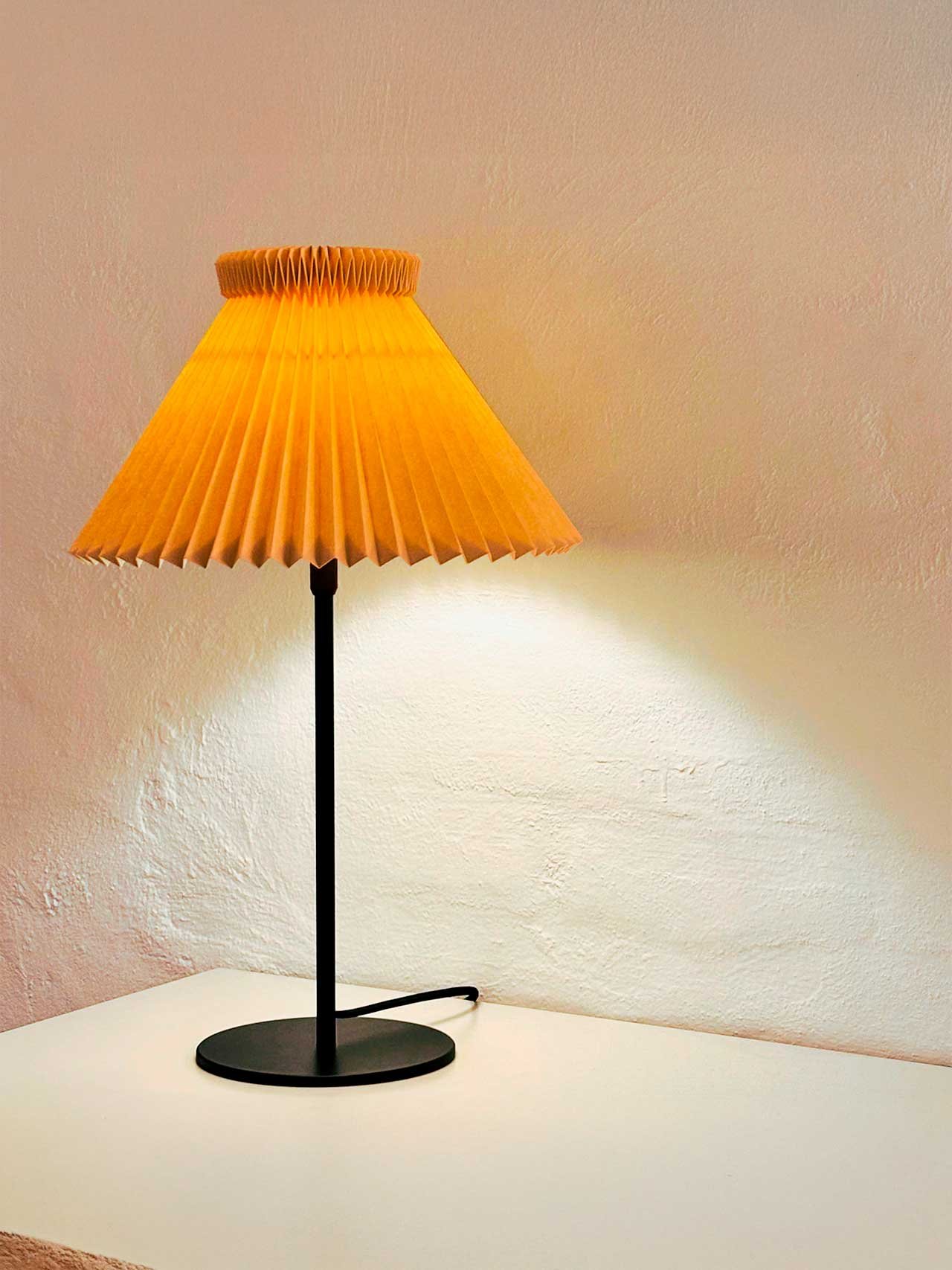 9147077 LE KLINT LK334T BORDLAMPE SORT BUTTERMILK 3