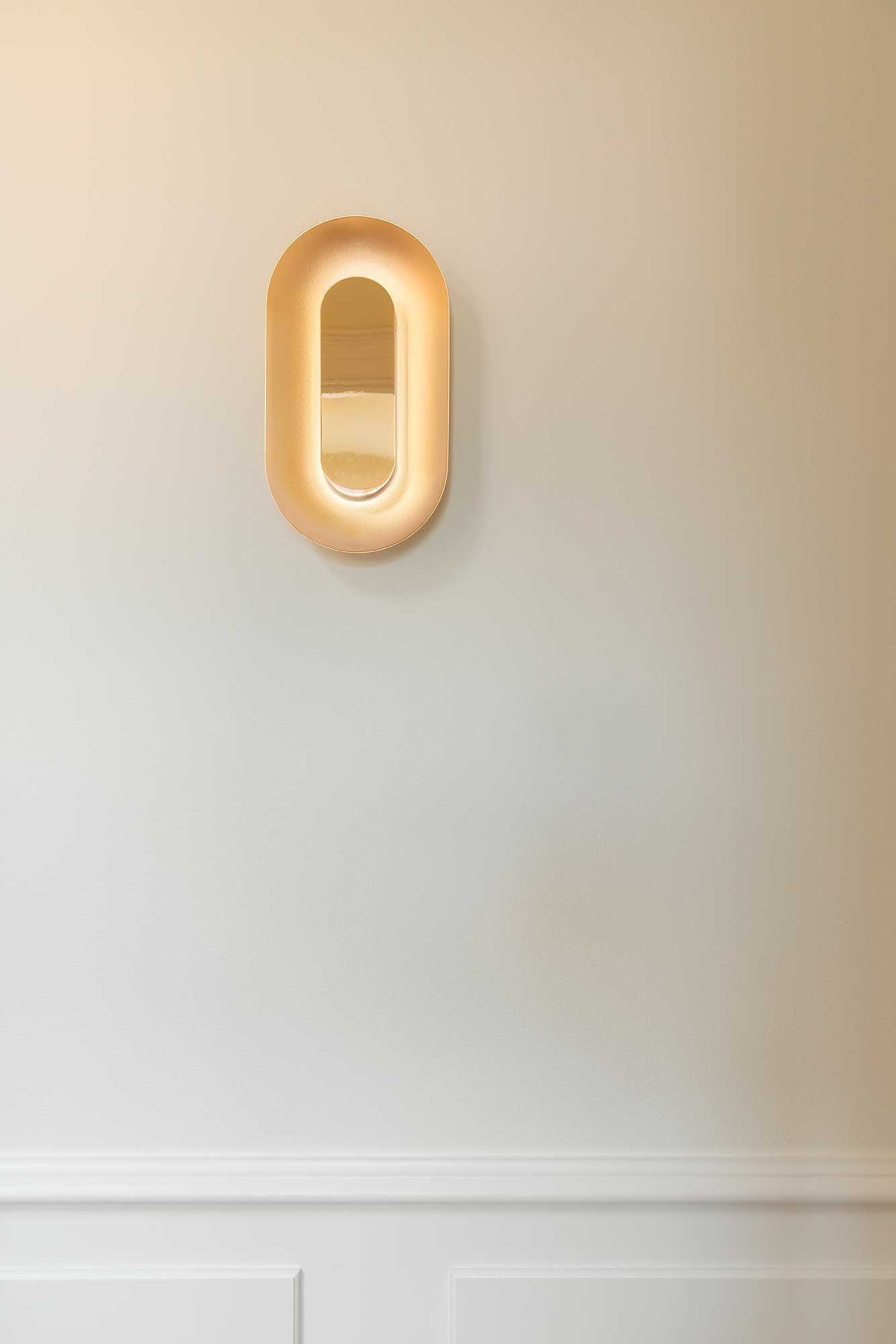 9147001 NUURA SASI SMALL VÆGLOFTLAMPE MESSING 3